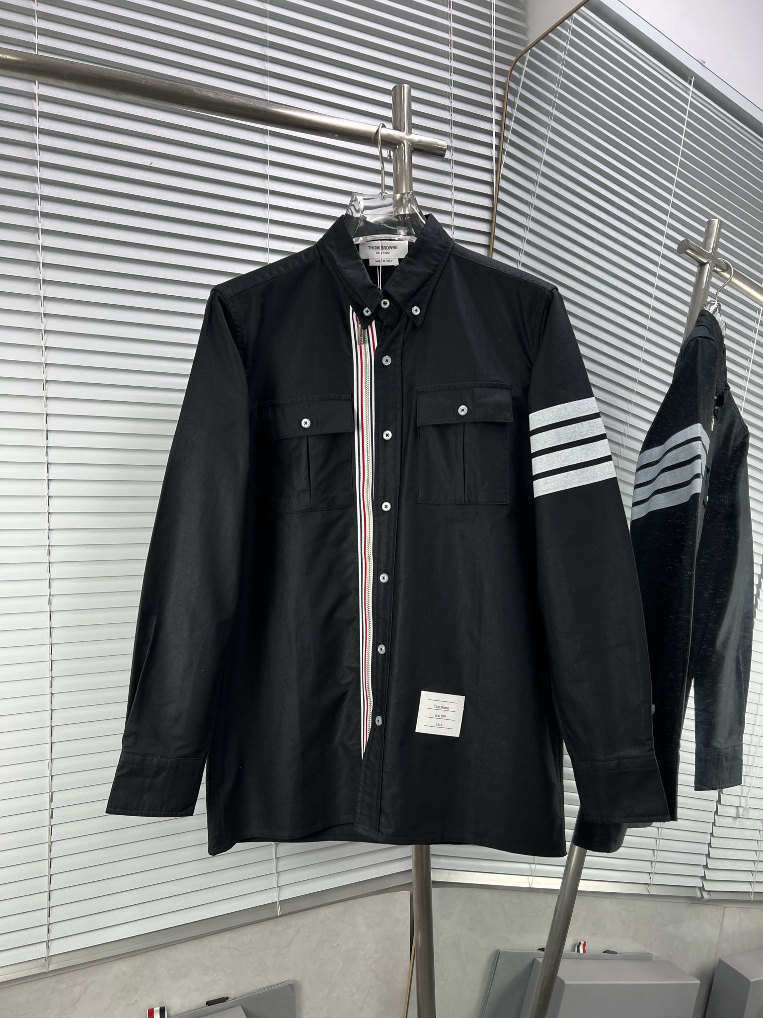 TB Camisa chaqueta de manga larga con cremallera y cuatro rayas blancas. Saber llevar camisas realmente puede hacer que…