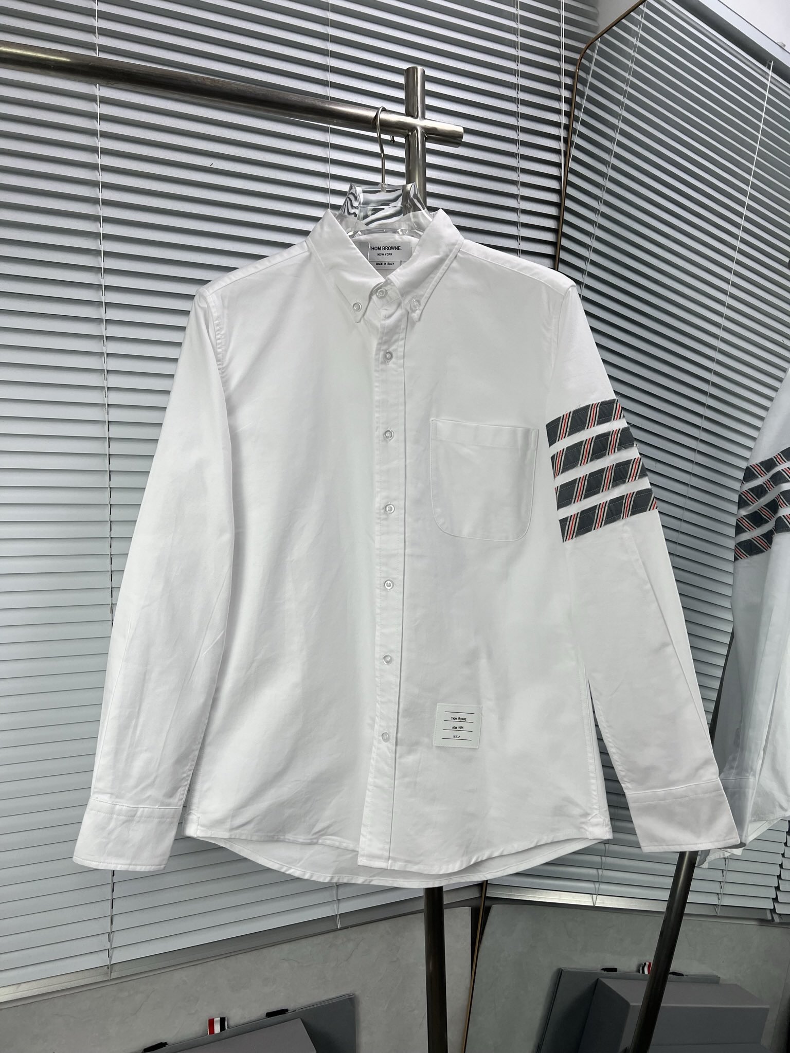 THOM BROWNE Camisa oxford de manga larga con cuatro rayas diagonales rojas, saber vestir una camisa realmente puede hac…