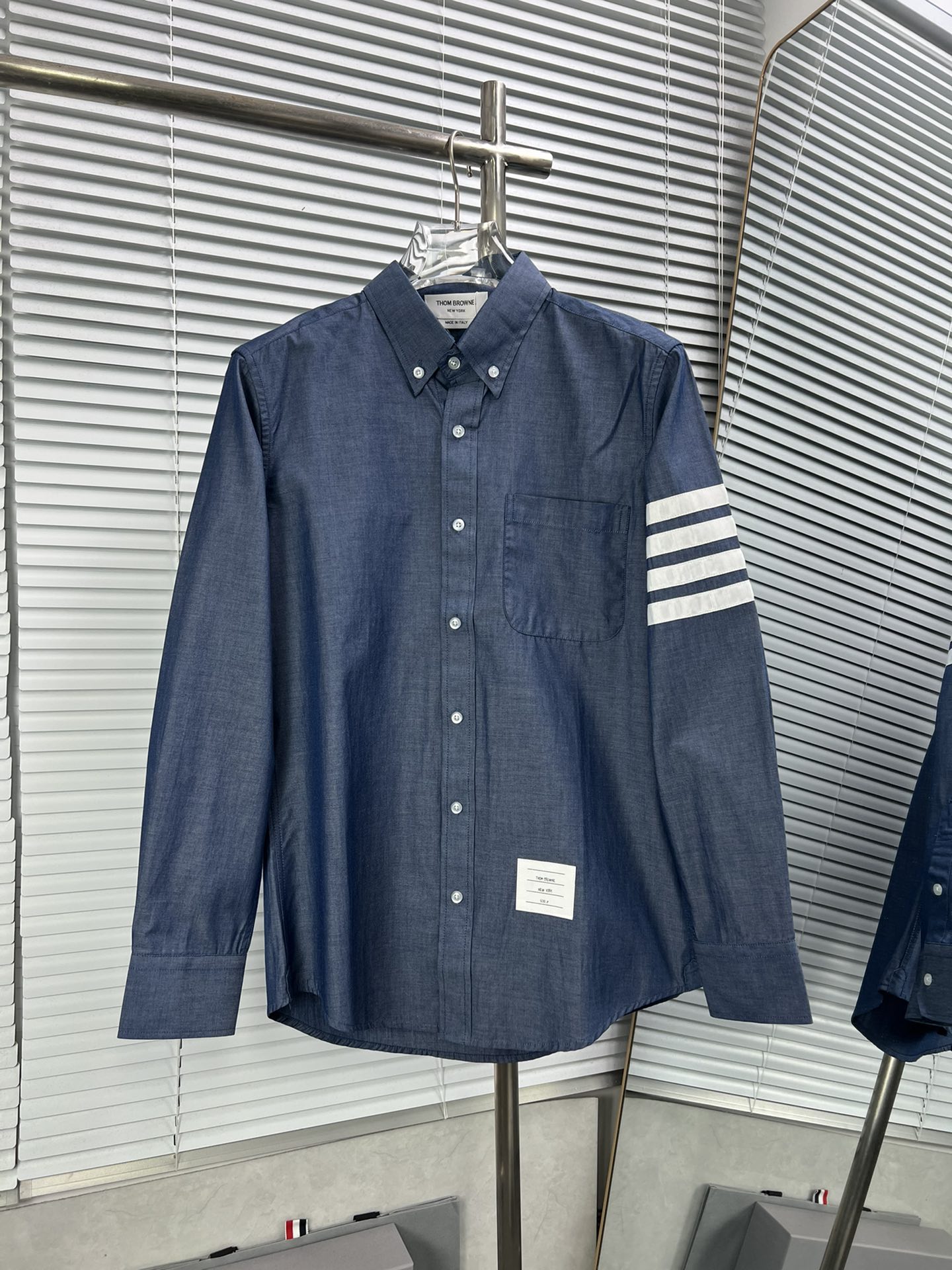 THOM BROWNE Camisa de lino de manga larga con cuatro rayas blancas, saber vestir una camisa realmente puede hacer que t…