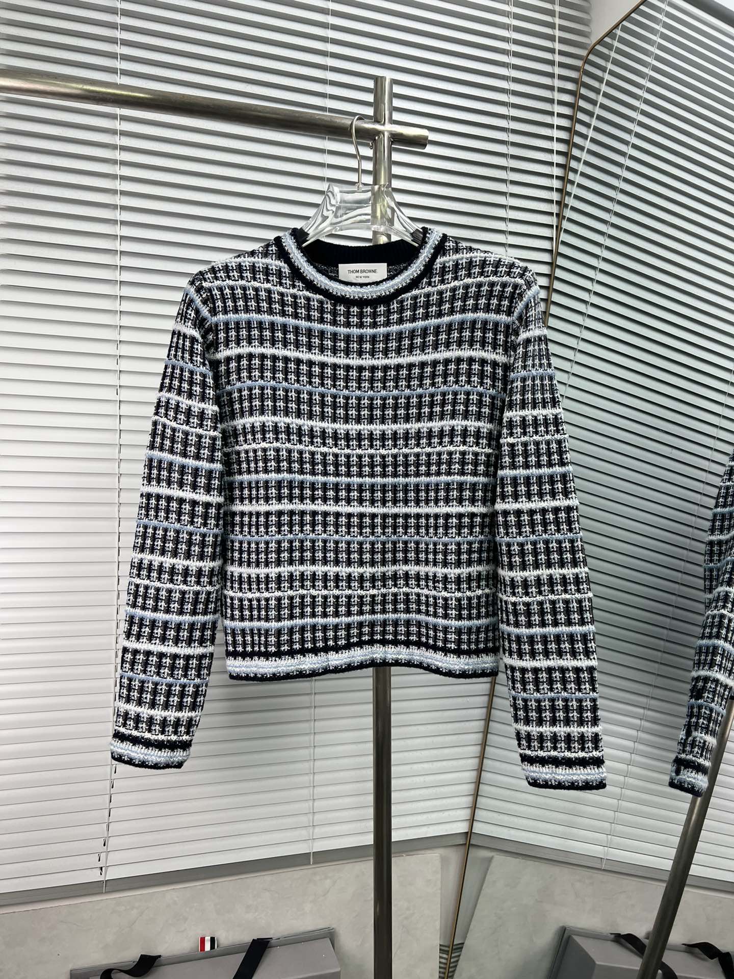 THOM BROWNE🇳🇱提花条纹针织圆领毛衣 🆕❤️24秋冬爆款1:1复刻还原 采用羊毛棉纱混纺重工花呢工艺针织开套头长袖 质感柔软舒适 复古小香风 衣服配色超级显白 上身效果更是无敌的存在 TB粉强烈推荐入手…