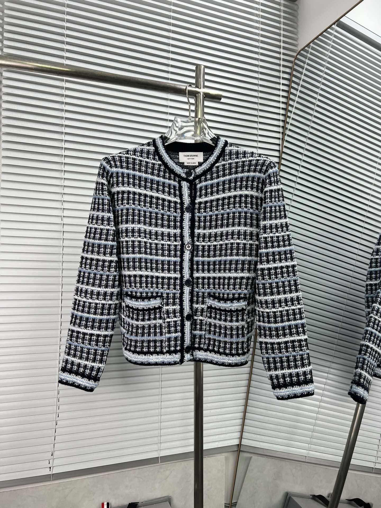 THOM BROWNE🇳🇱提花小香风圆领开衫 🆕❤️24秋冬爆款1:1复刻还原 采用羊毛棉纱混纺重工花呢工艺针织开衫外套 质感柔软舒适 复古小香风 衣服配色超级显白 上身效果更是无敌的存在 TB粉强烈推荐入手 size：012 Co…