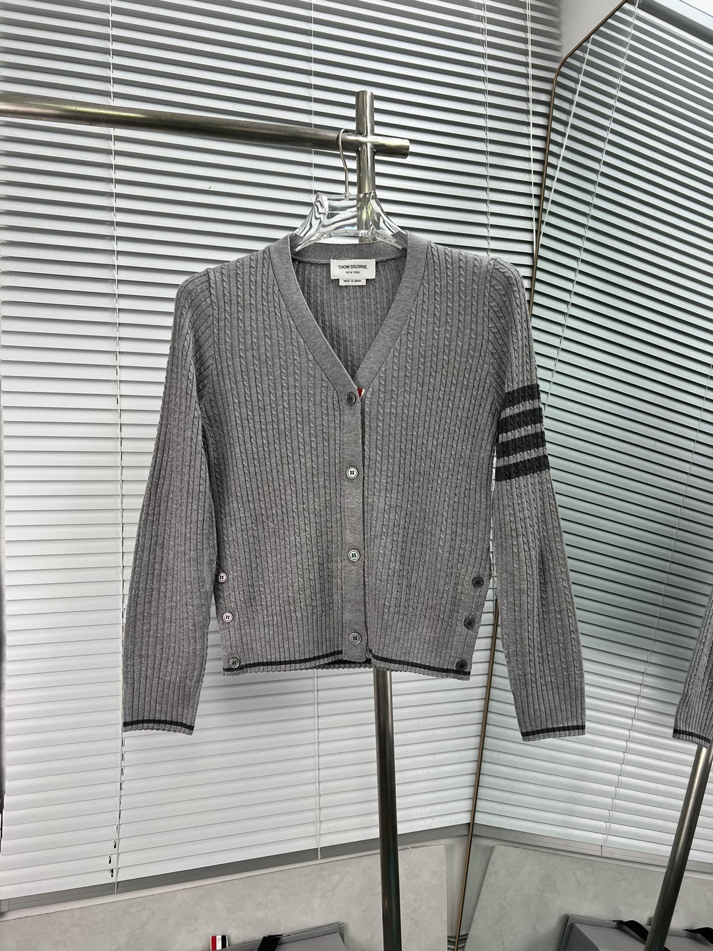 THOM BROWNE🇳🇱Cárdigan de cuello en V de lana mezclada con cuatro barras y trenzas pequeñas de estilo académico, ental…