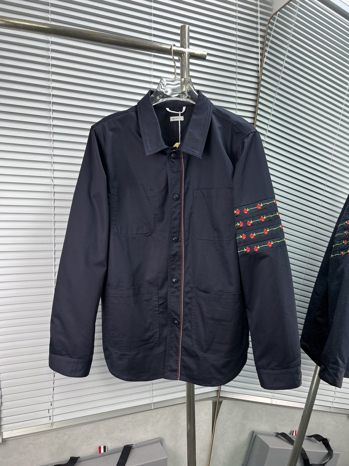 (Versión correcta) Última chaqueta de trabajo con cuatro rayas y rosa TB | Chaqueta camisera con cuello solapa, tejido …