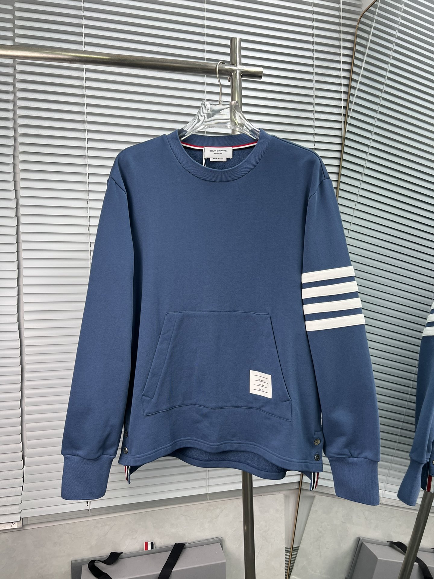 Thom Browne Sudadera de cuello redondo de otoño/invierno 24 nuevo estilo con bolsillo grande y cuatro rayas de tejido d…