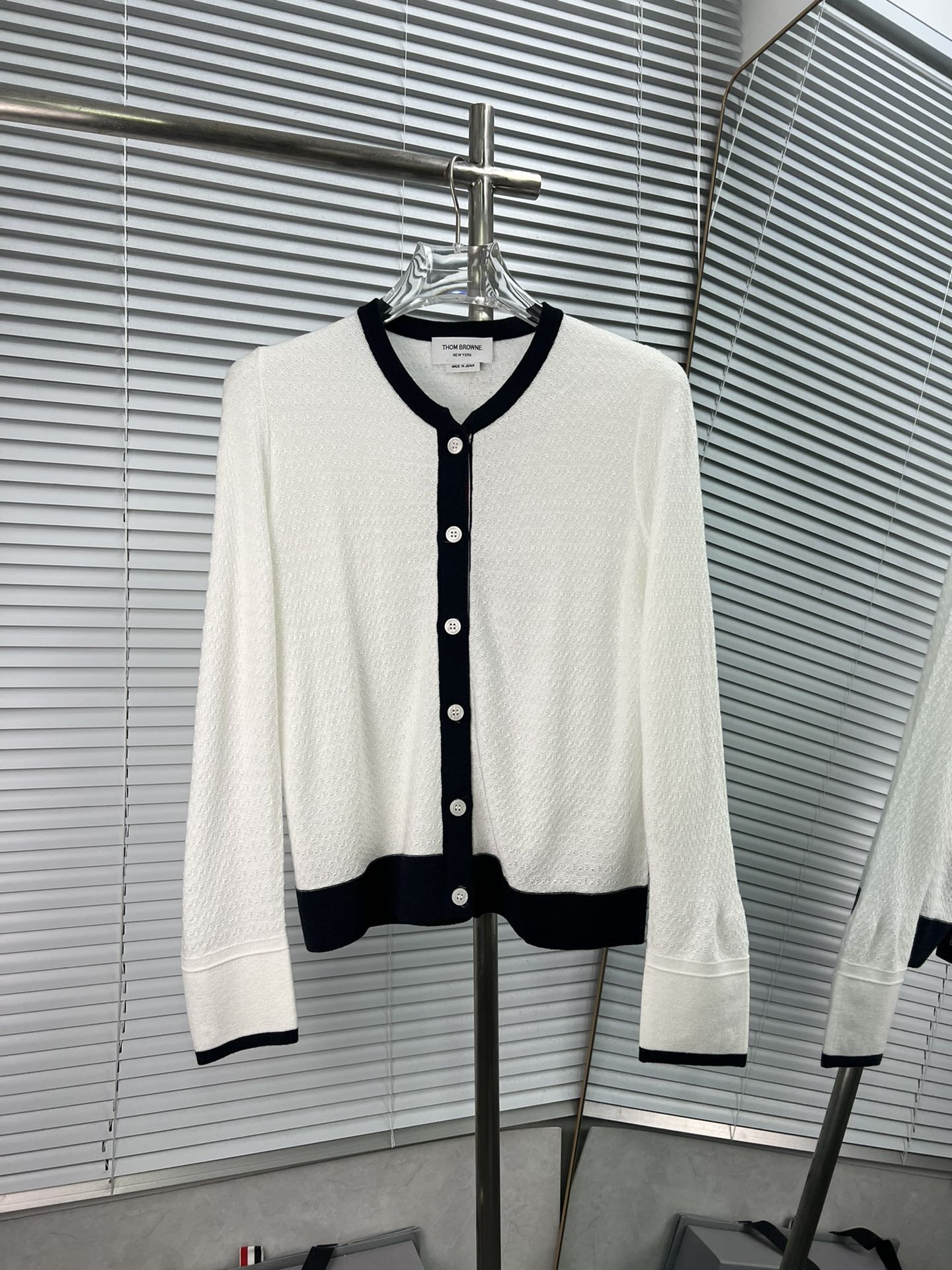 Cárdigan de punto con cuello redondo y malla calada de ribete blanco THOM BROWNE 📍Tamaño: 0, 1, 2 (S, M, L) Colores: b…