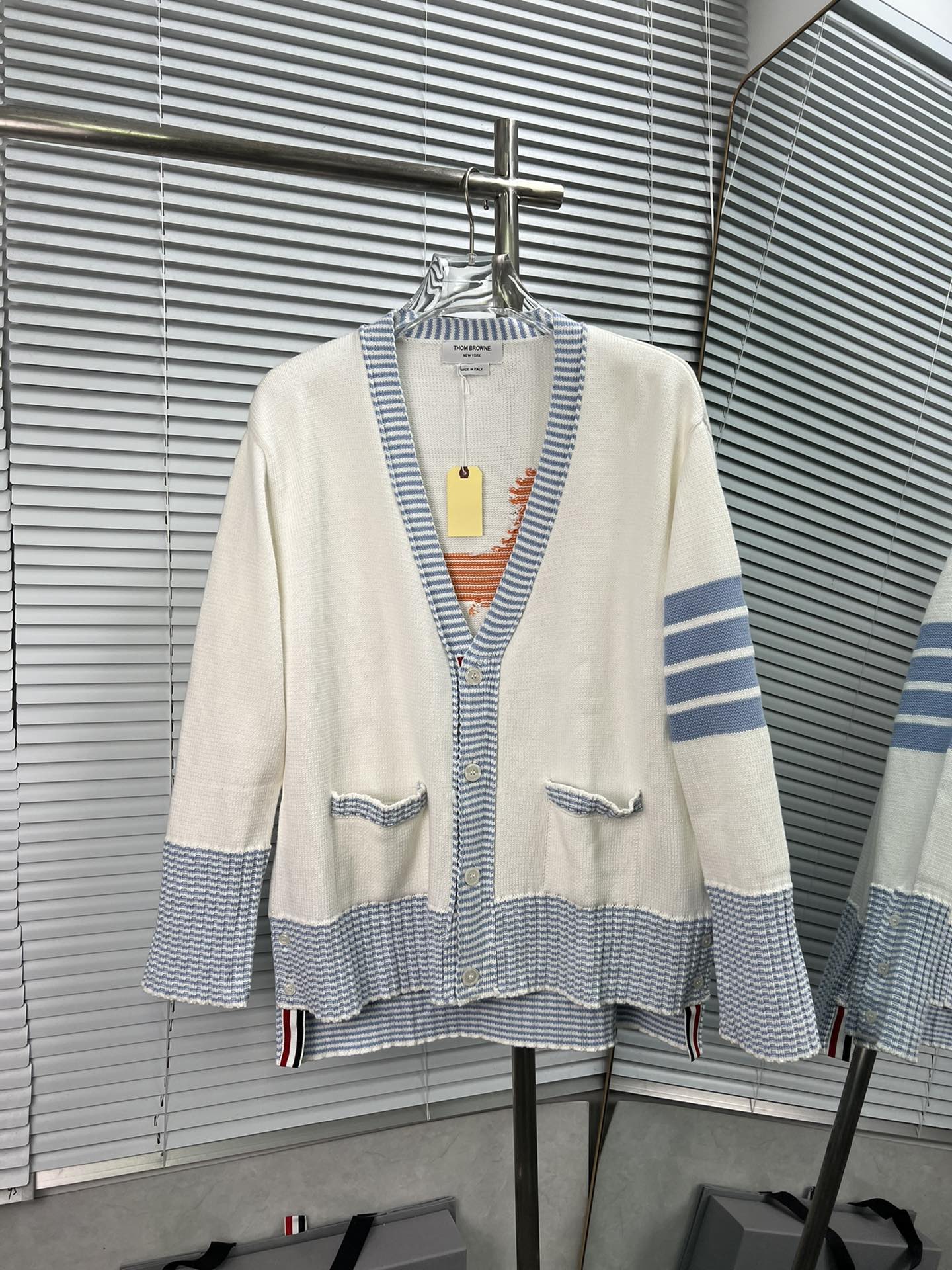 Cárdigan THOM BROWNE | OS de punto grueso con perro, unisex, estilo OS, combinación de colores cremosos, máquina aleman…