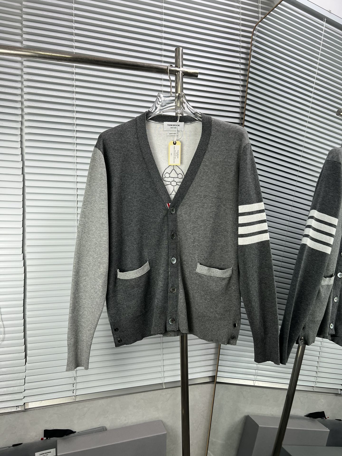 Nuevo cárdigan de punto THOM BROWNE con tortuga de dinero, esta prenda utiliza máquina alemana importada Stoll de 16 ag…