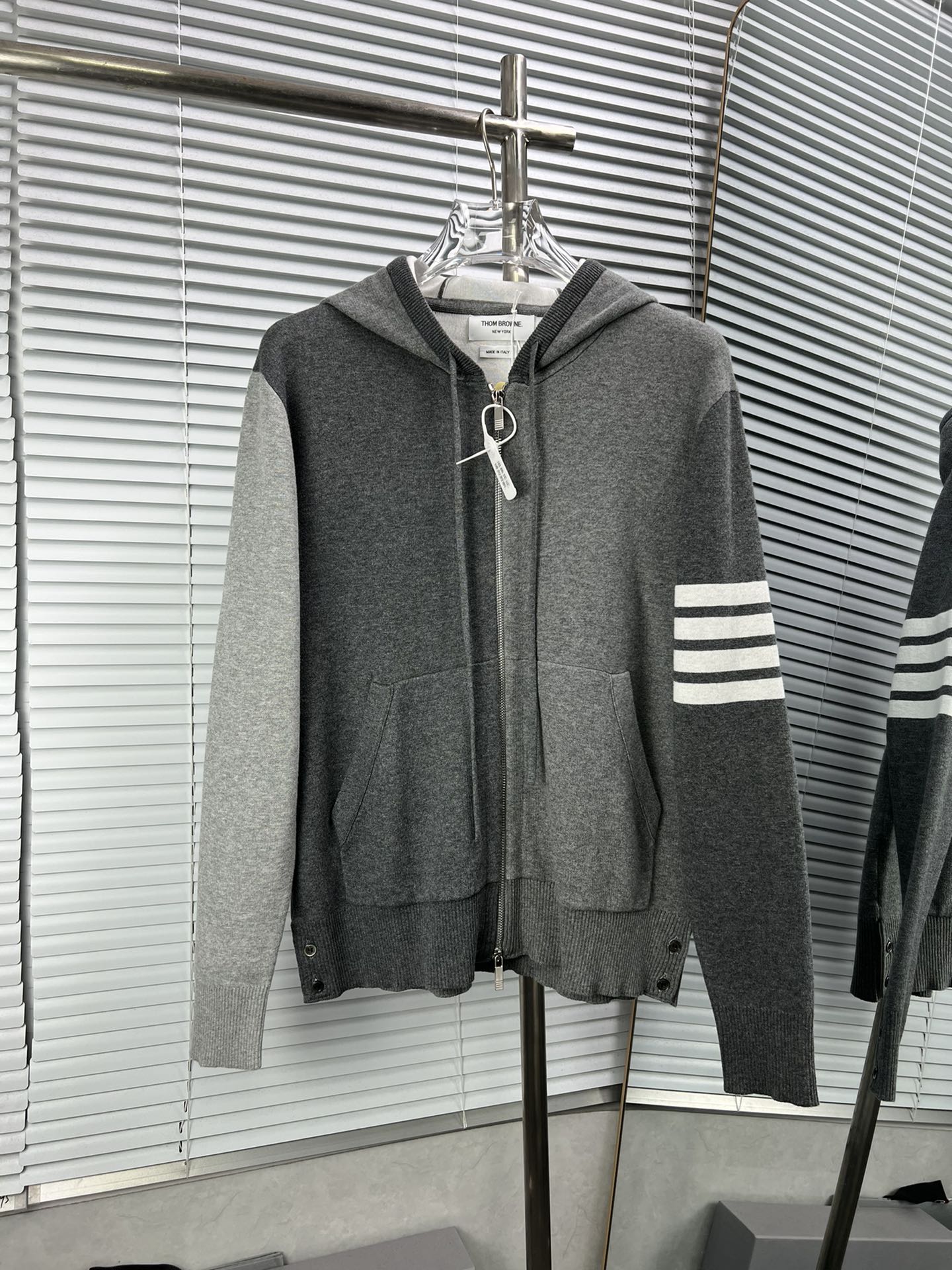 Nuevo jersey con cremallera THOM BROWNE con tortuga de dinero, esta prenda utiliza máquina alemana importada Stoll de 1…
