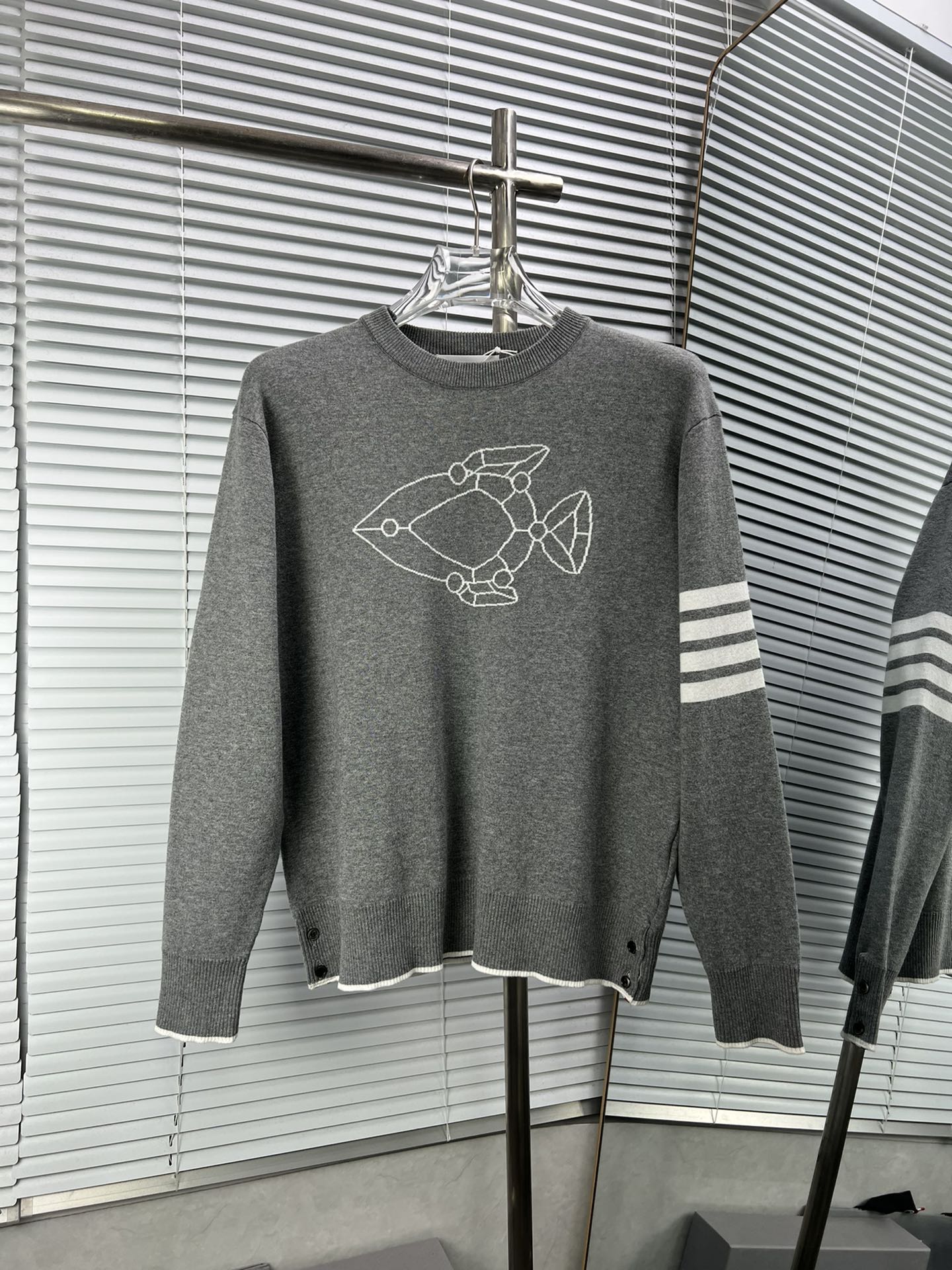 Nuevo jersey de cuello redondo THOM BROWNE con jacquard de submarino, esta prenda utiliza máquina alemana importada Sto…