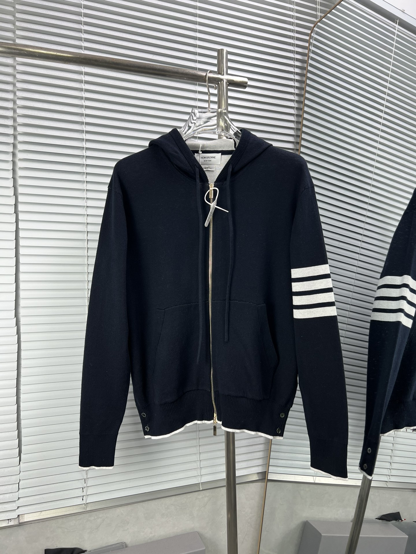 THOM BROWNE nueva chaqueta con capucha de punto jacquard de submarino. Esta prenda utiliza la máquina alemana Stoll de …