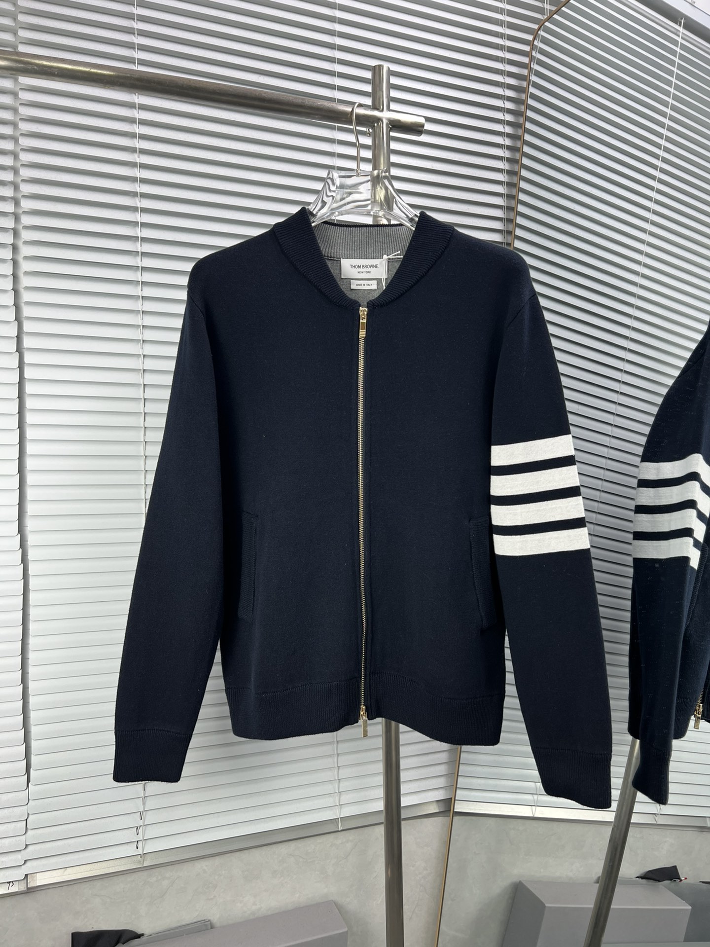 THOM BROWNE nueva chaqueta de béisbol con cremallera de cangrejo. Hilo teñido a juego, 100% algodón peinado de fibra la…