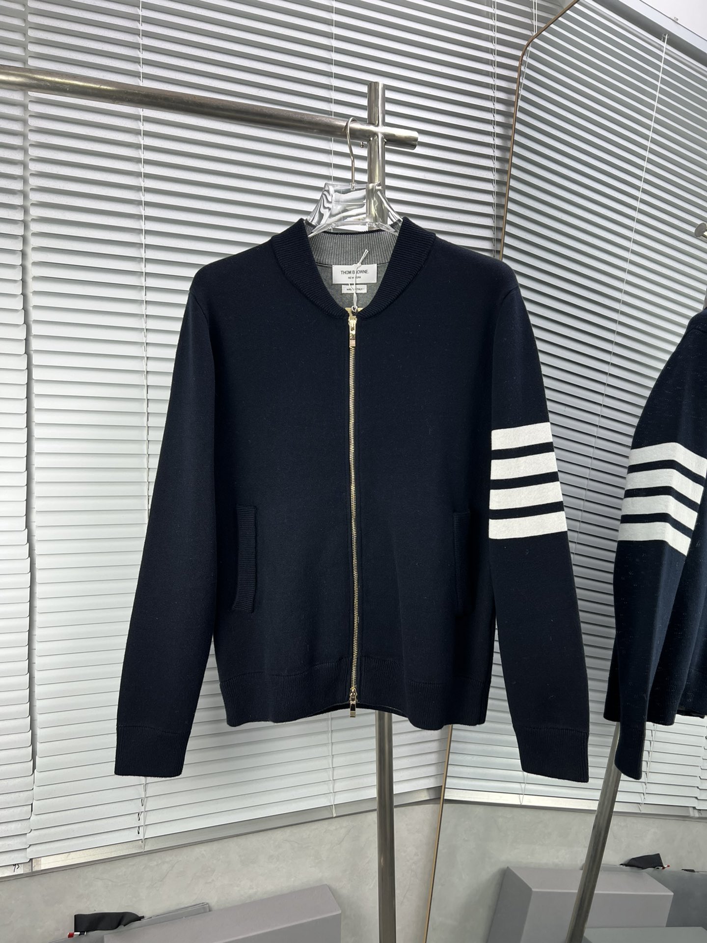 THOM BROWNE nueva chaqueta de béisbol con cremallera de pavo real. Hilo teñido a juego, 100% algodón peinado de fibra l…