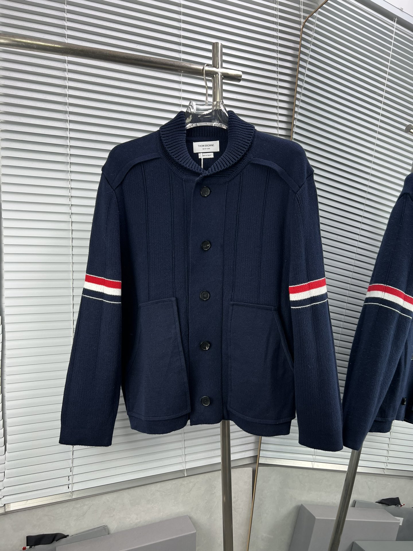 THOM BROWNE chaqueta de rayas verticales. Esta prenda utiliza la máquina alemana Stoll de 3.5.2 agujas importada, con t…