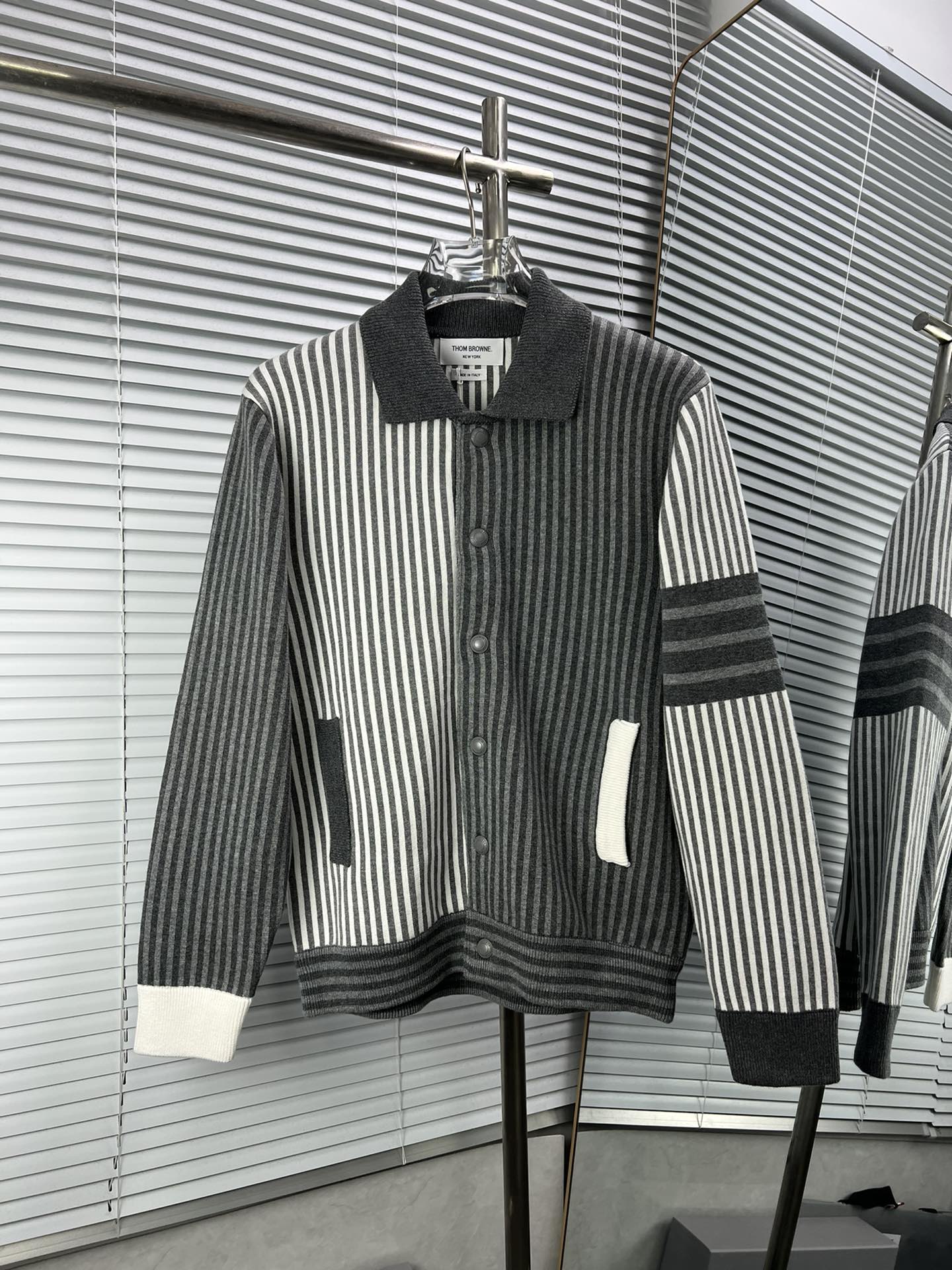 THOM BROWNE chaqueta de cuello vuelto con rayas. Este producto se basa en el original, utilizando 100% algodón de fibra…