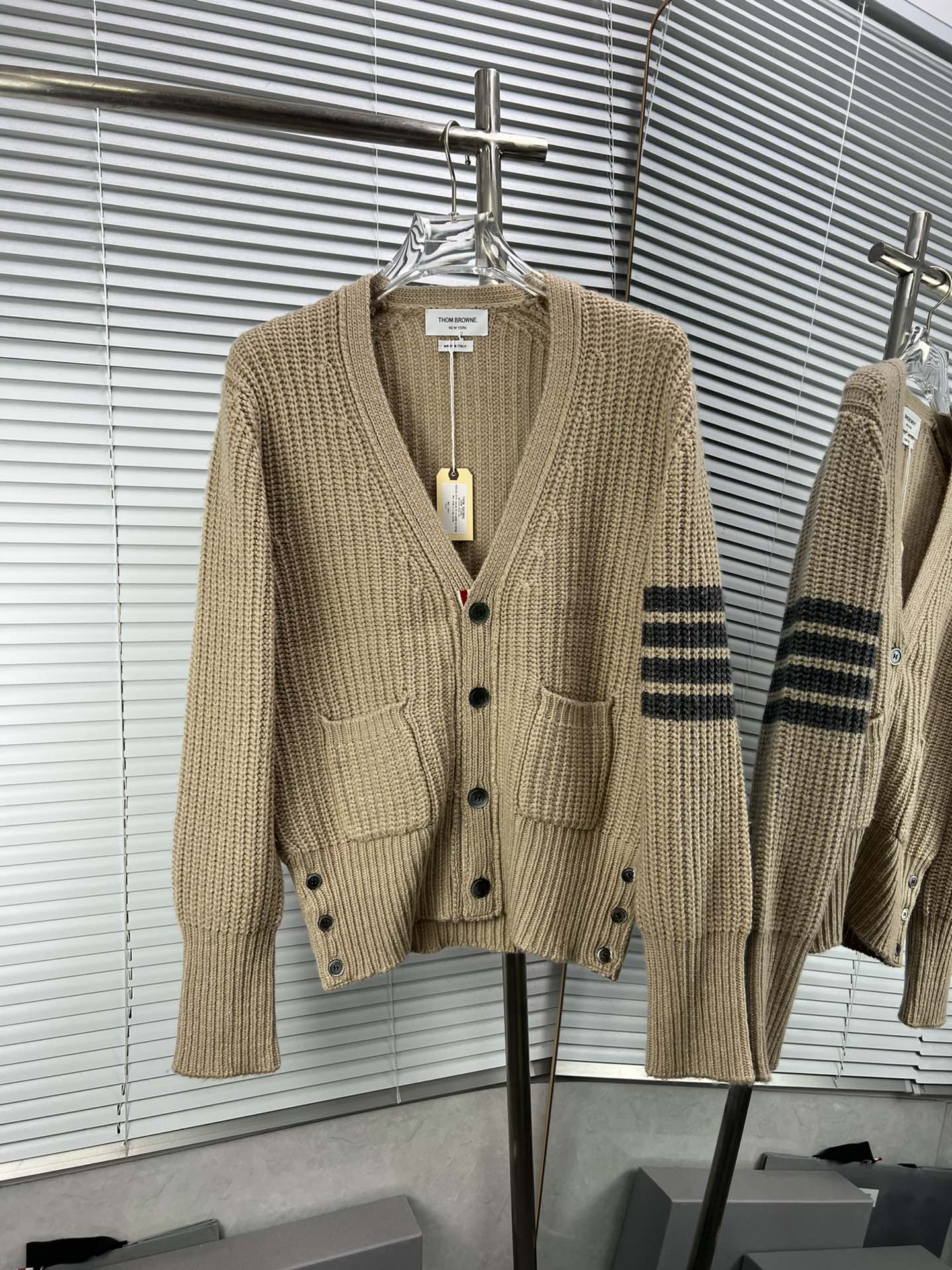 THOM BROWNE cárdigan de punto de lingote de oro grueso. Este producto se basa en el original, utilizando lana de fibra …