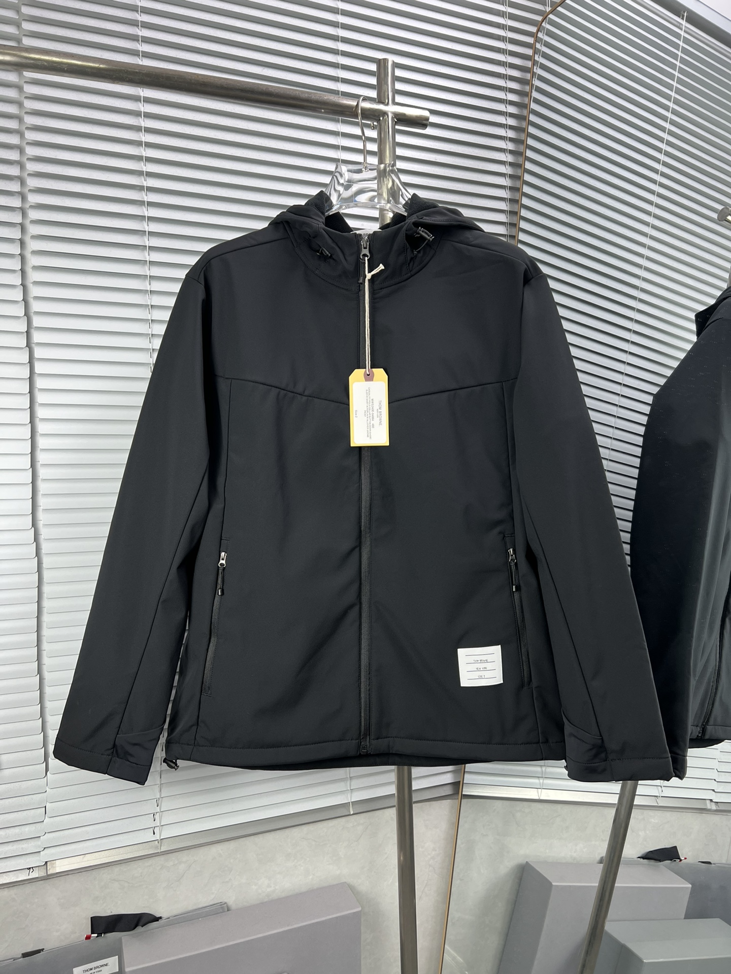 thom browne 24 nueva chaqueta de capa dura. Todo el cuerpo utiliza tela de tres capas personalizada con sellado de tres…