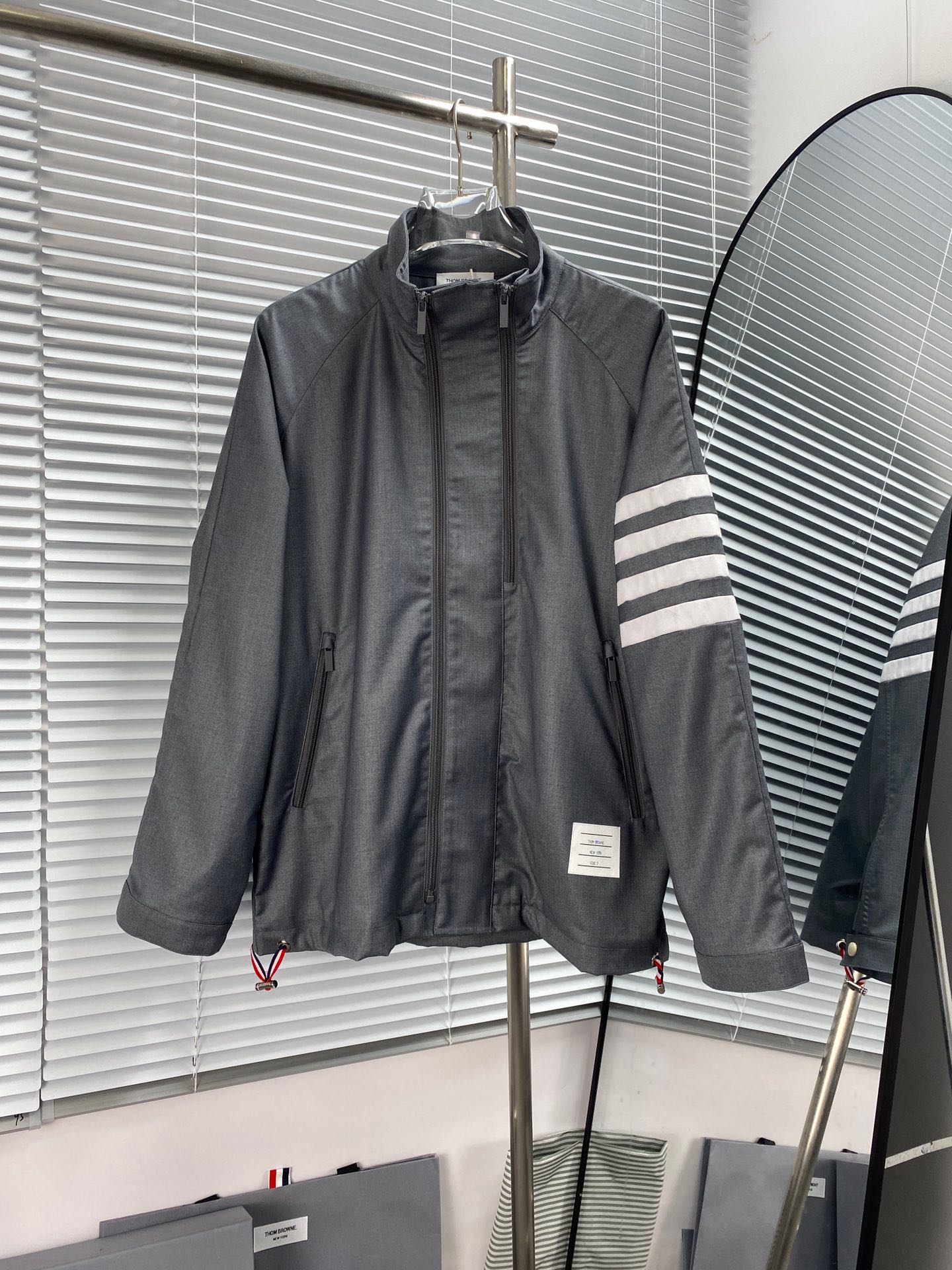 THOM BROWNE chaqueta con cremallera doble y cuatro rayas blancas. ¡Un modelo tan hermoso que explota, 100% explosivo! L…