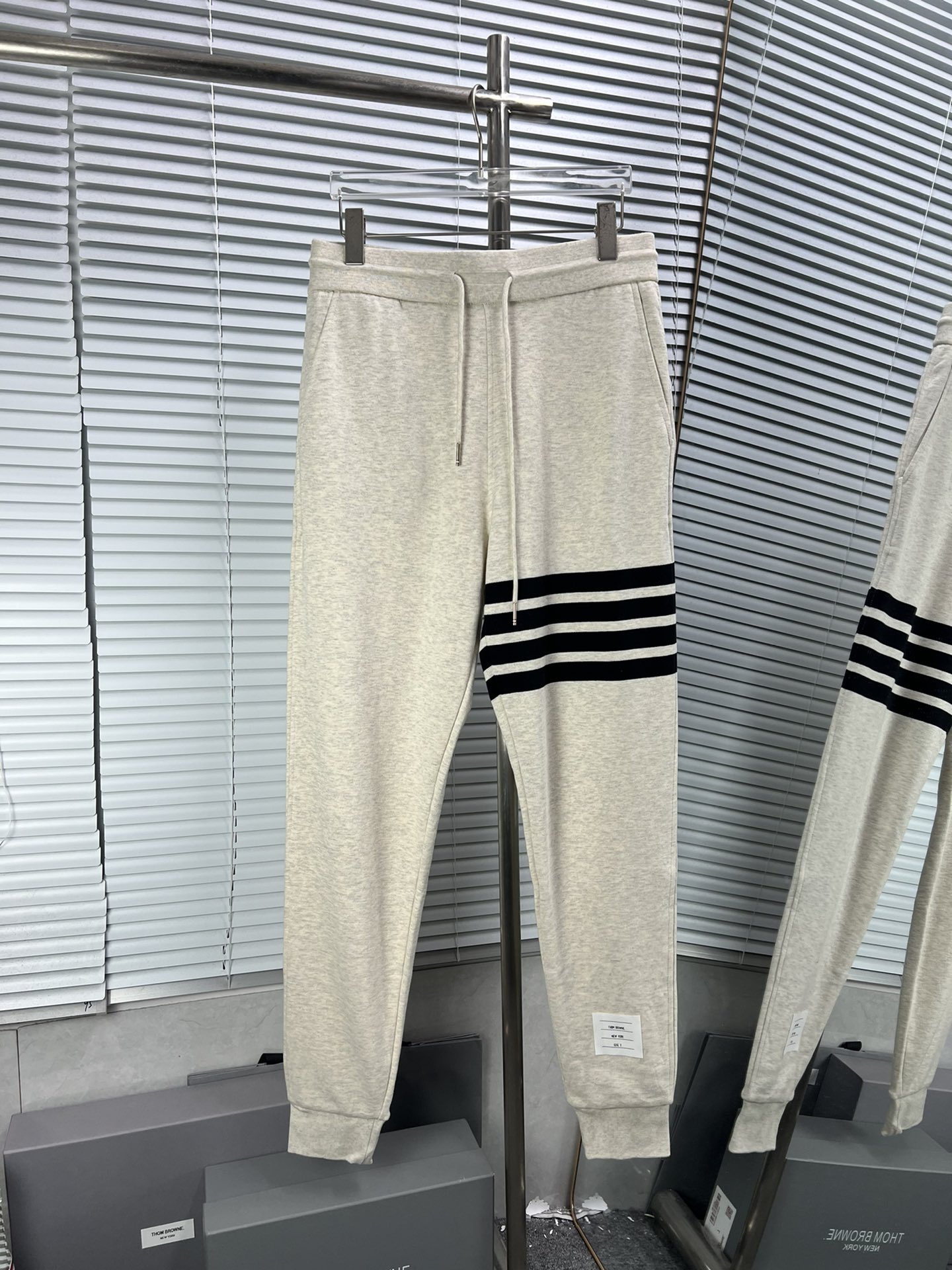 THOM BROWNE pantalones largos gris arena con cuatro rayas negras, serie gris arena en stock, versión mejorada nueva 👍 …