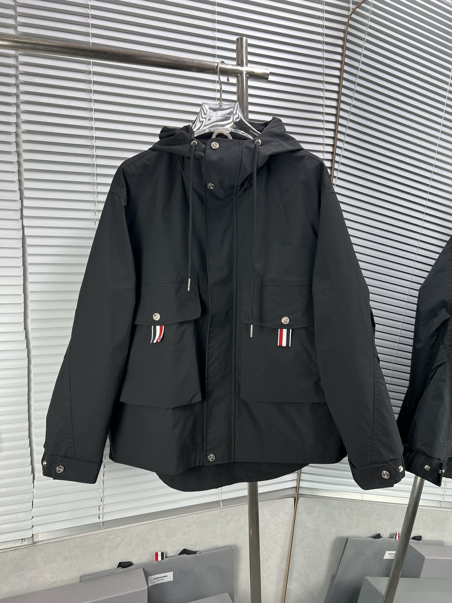THOM BROWNE chaqueta de plumas con capucha y bolsillo trasero con cinta tejida. Tejido original de chaqueta de plumas, …