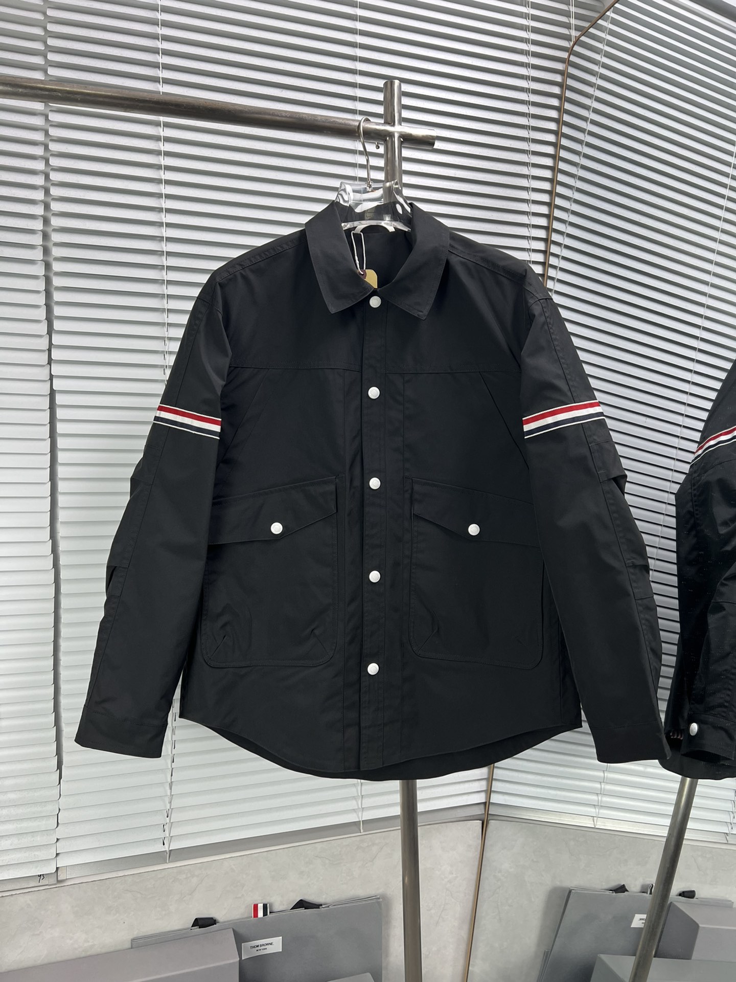 THOM BROWNE nueva chaqueta de plumas con cuello de camisa y botones. Tejido original de chaqueta de plumas, tejido de a…