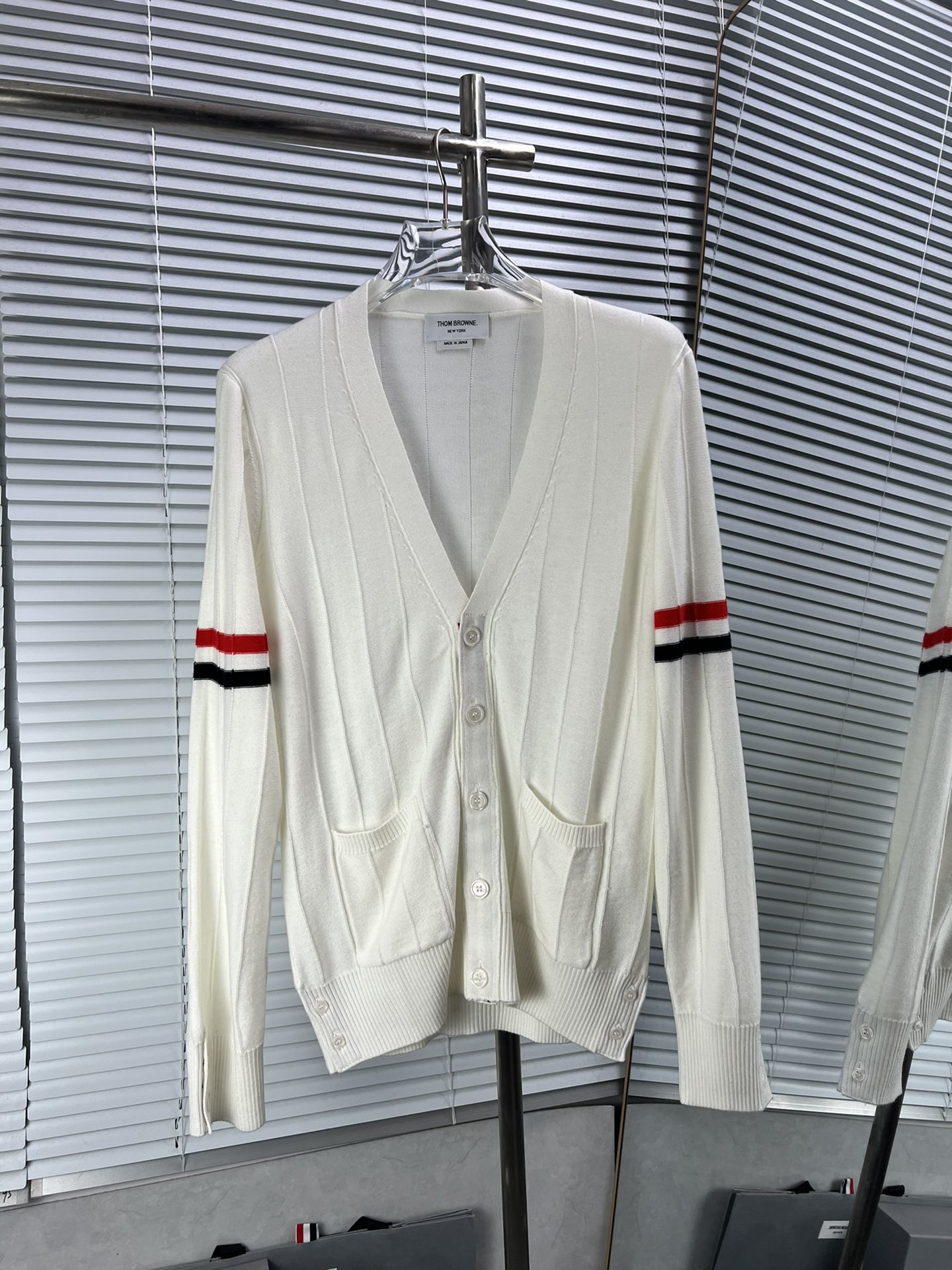 Cárdigan THOM BROWNE 24/FW con manga con etiqueta invertida. Aguja 12, máquina STOLL importada. Toda la prend…
