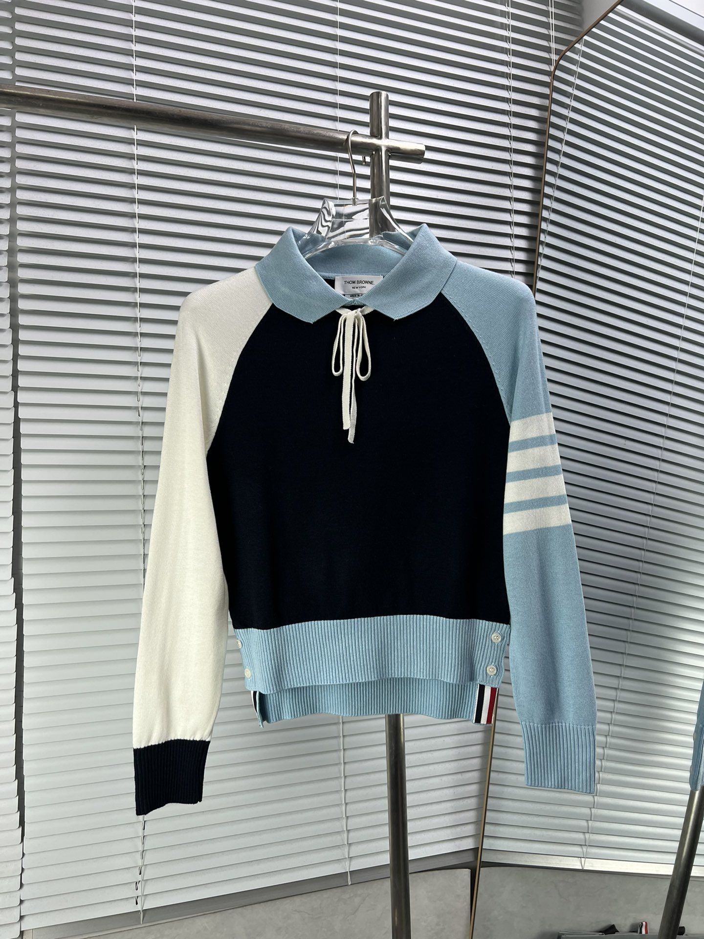 Thom Browne 翻领蝴蝶结圆领毛衣 colour/：兰色 Size/：(0 1 2) 针型12针进口斯托尔横机 整件单面工艺 袖子继续延续经典四条杠风格.整体撞色搭配 学院风翻领和系带.款式是今年流行的前短后长风格. 袖口和下摆使…