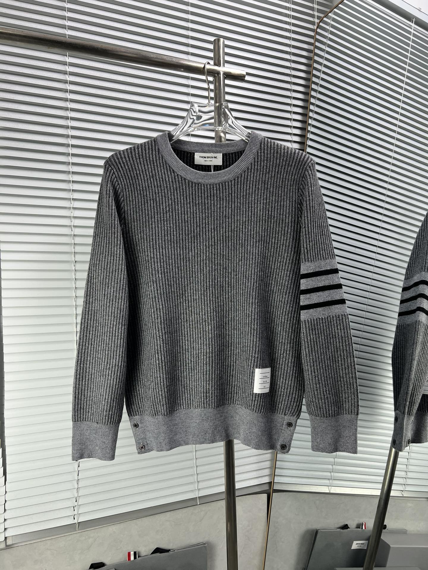 Thom Browne ➡️汤姆布朗 拼色 四杠针织圆领套头长袖针织毛衣 升级，灵感源自八十年代复古 原版面料 官方同款 圆领 长袖 套装 定制 网纱毛衣针织面料 手感非常舒服 春夏最新砖柜同步 时尚又个性 超级百搭好看款 男女都非常合适…
