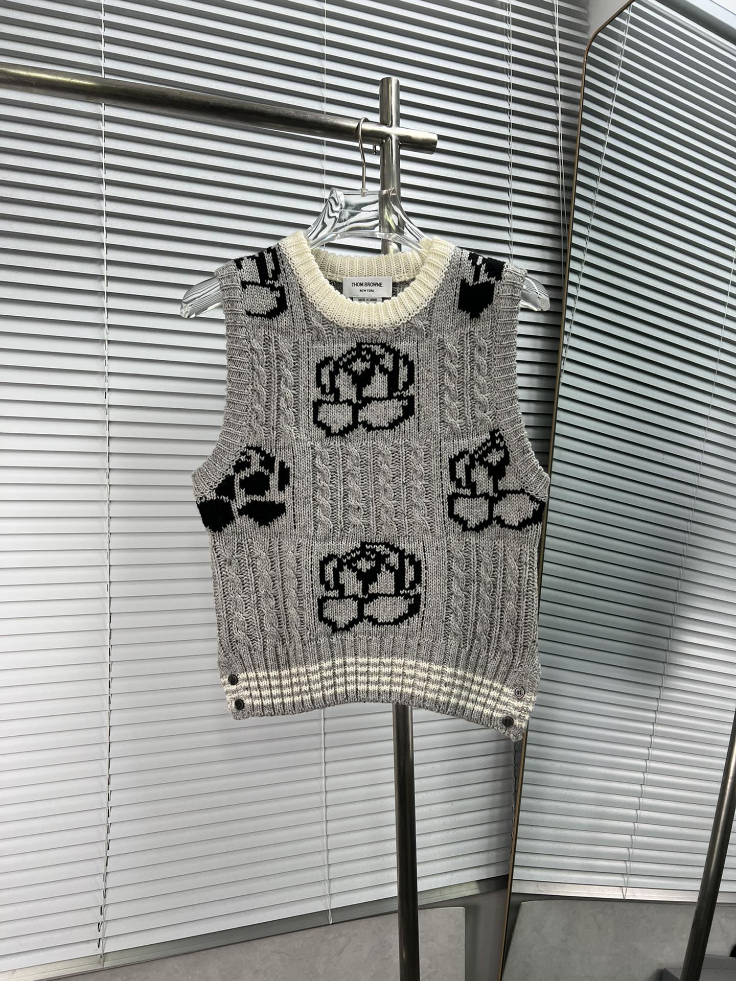 Chaleco sin mangas de punto grueso con bordado de rosas y cuello redondo THOM BROWNE, nuevo otoño-invierno. Descripción…