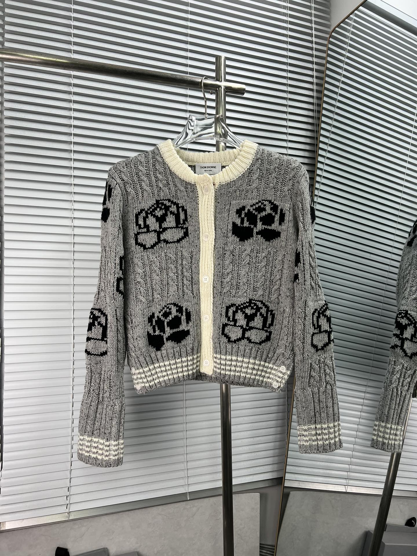 Cárdigan de punto grueso con bordado de rosas, cuello redondo y seis botones de lana THOM BROWNE, nuevo otoño-invierno.…