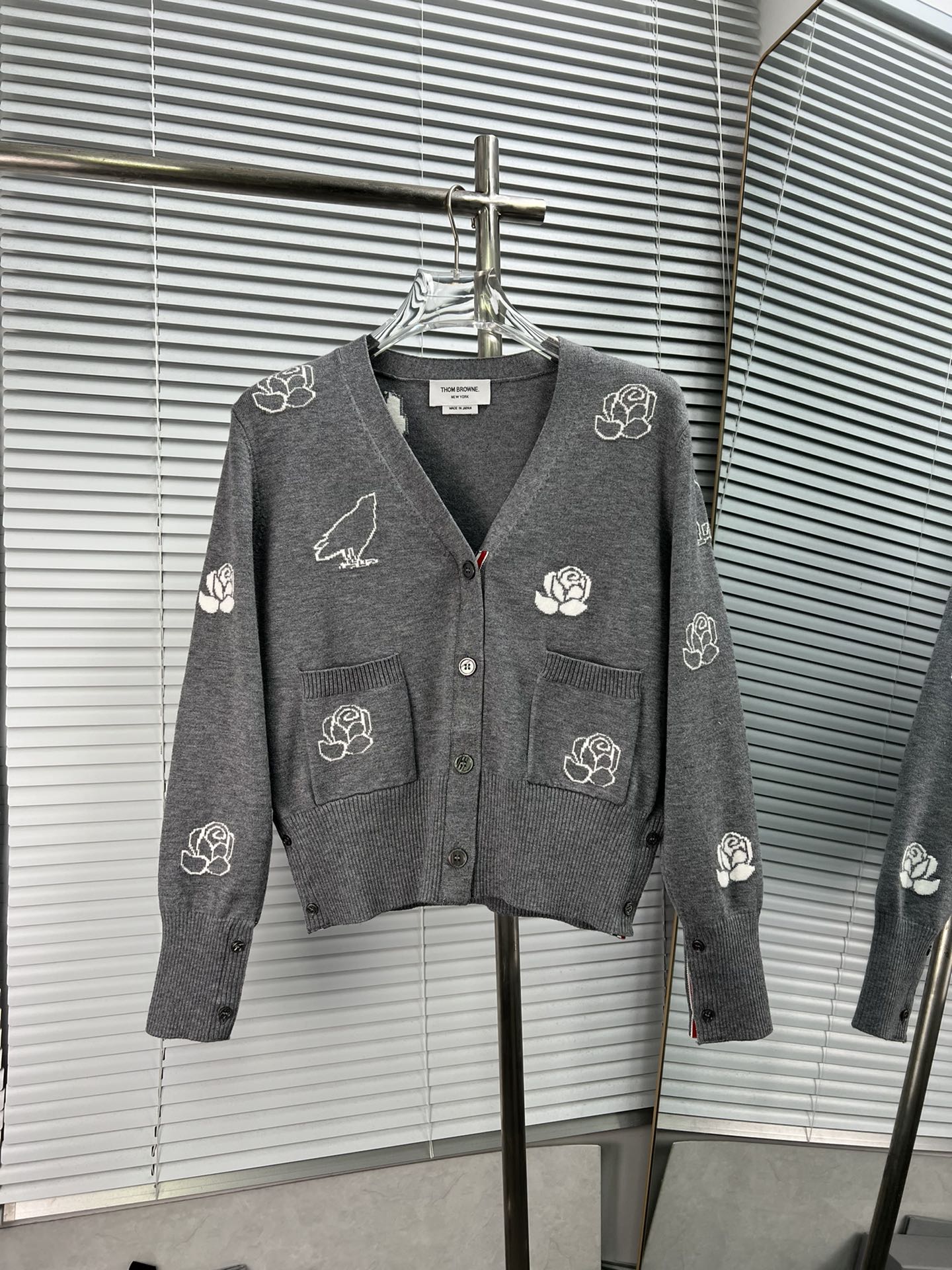 THOM BROWNE🇳🇱 cárdigan de punto de manga larga con escote en V para mujer, estilo colegial, con bordados de pájaros y…