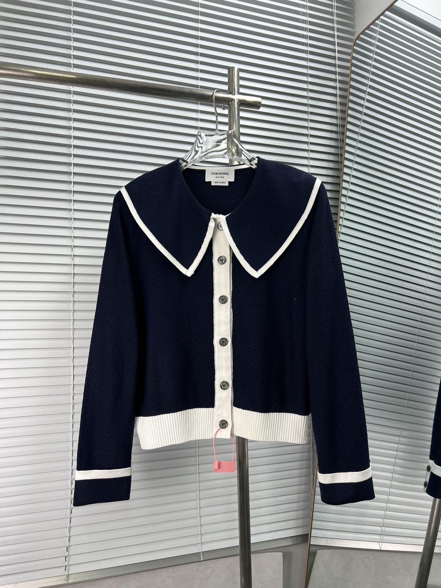 THOM BROWNE estilo colegial dulce y juvenil, cárdigan de punto con cuello grande en contraste y textura de malla 📍𝐂𝐨…