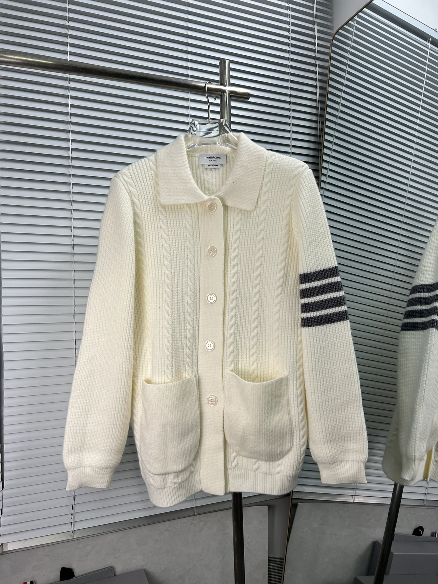 THOM BROWNE cárdigan de punto con cuello vuelto y botones, lana gruesa con cuatro rayas, estilo relajado, chaqueta de p…