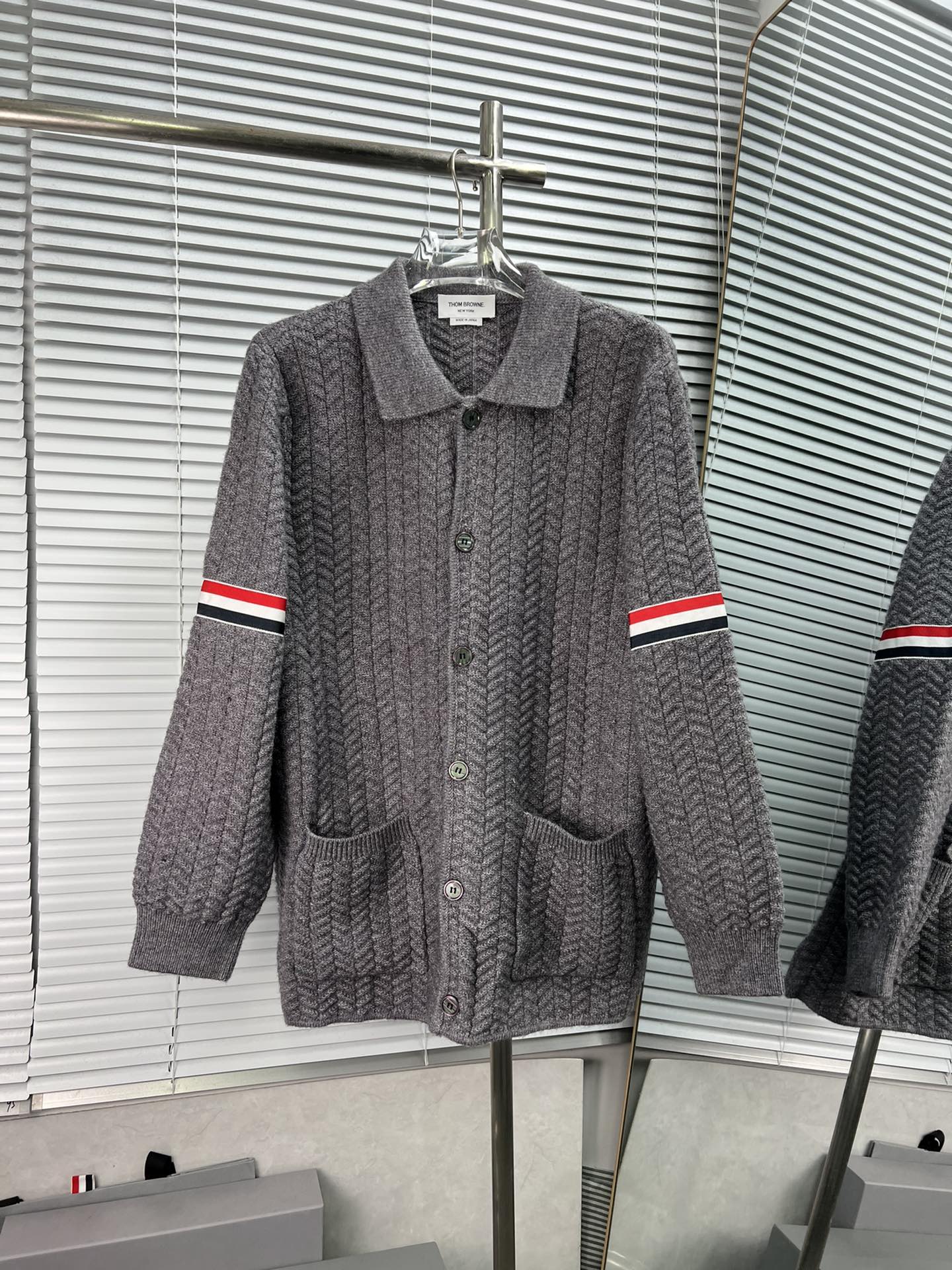 THOM BROWNE 🇫🇷 cárdigan de punto con bolsillos estilo relajado, 𝐓𝐁 estilo académico, lana con cuello vuelto, trenza…