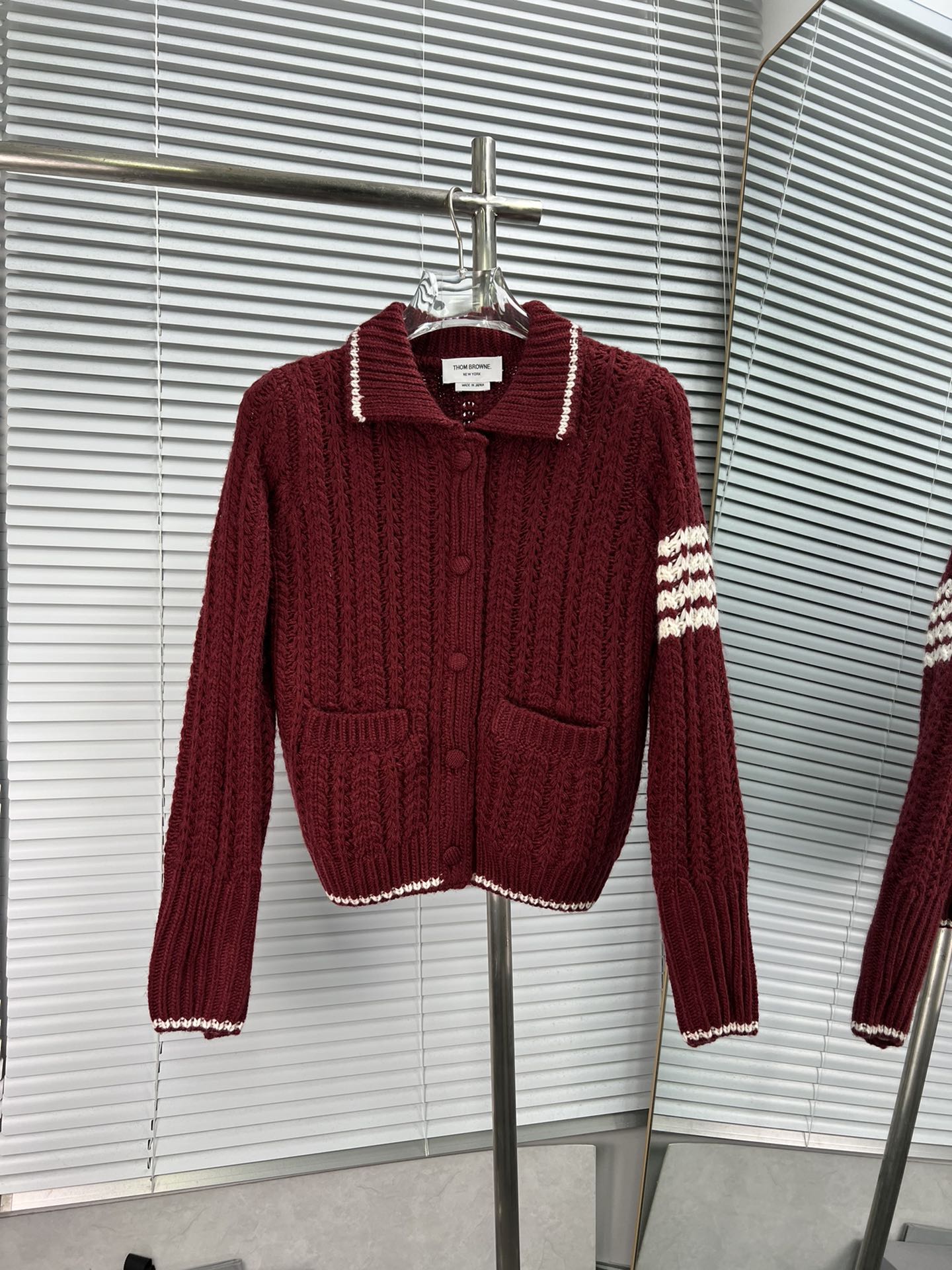 THOM BROWNE cárdigan de punto estilo académico con cuatro rayas, botones calados, cuello vuelto de contraste, estilo in…