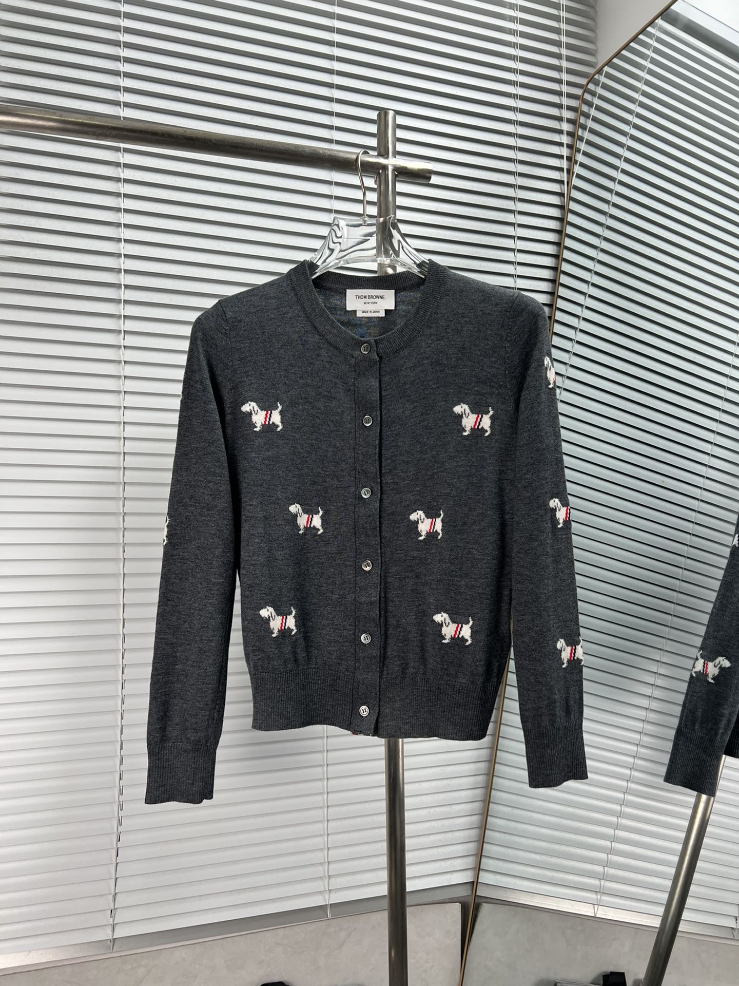 Thom Browne ➡️汤姆布朗 满身小狗logo针织羊毛圆领六扣开衫 TB经典四条杠基础风格 年年都穿的经典款必须选择品质⚠️全部对色定染含羊毛的棉纱线，柔软亲肤，双层针织很厚实，手感无敌好，拿到手里就能感受出它…