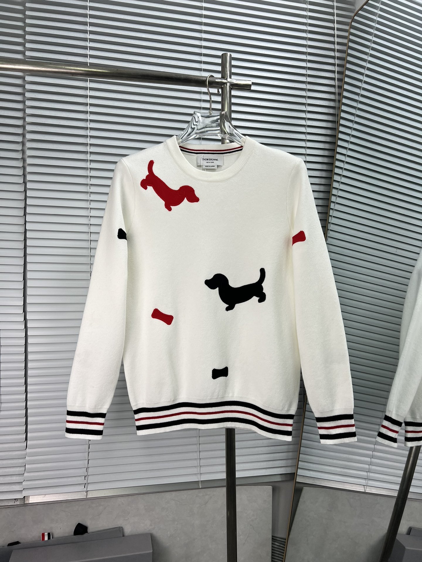 Thom Browne ➡️ Tom Brown suéter con patrón de perro salchicha de colores, actualizado, inspirado en el estilo…