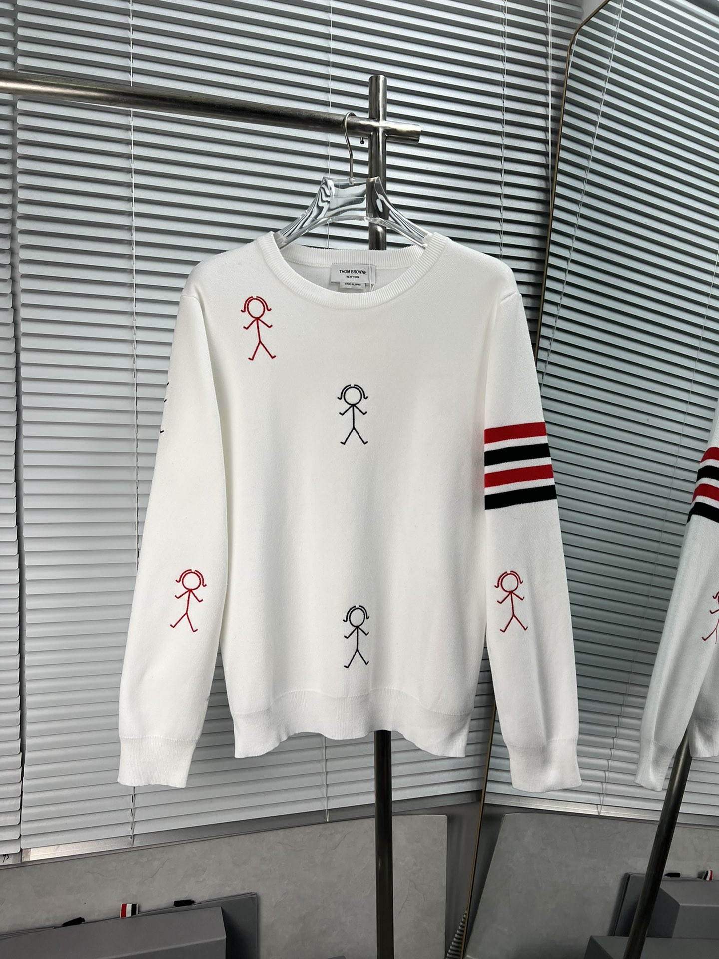 Thom Browne ➡️ Tom Brown suéter con patrón bordado de hombre de cerillas, estilo clásico de cuatro rayas de TB. Un clás…