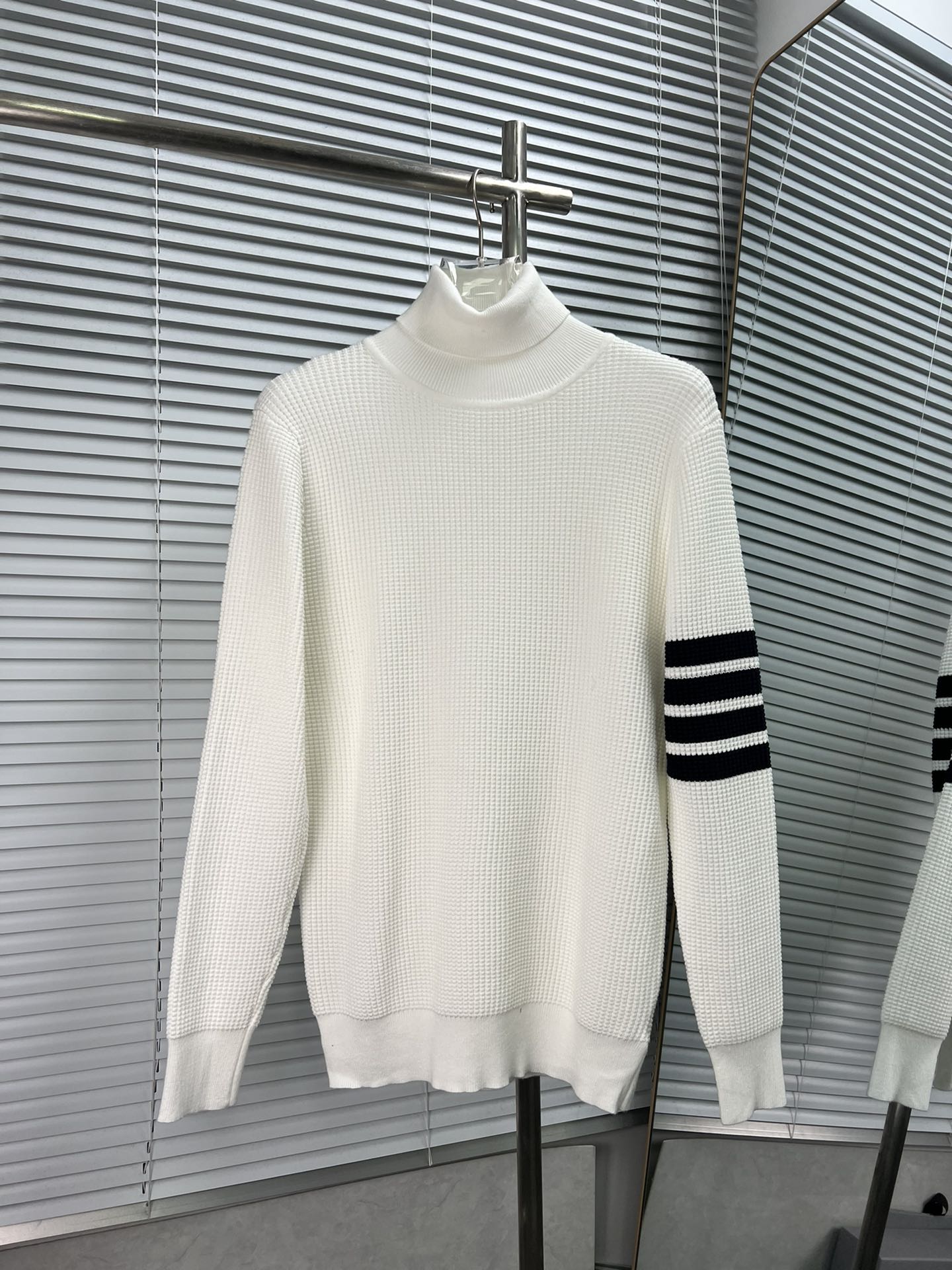 Thom Browne ➡️ Tom Brown Suéter clásico de cuello alto, estilo básico clásico de cuatro barras TB. Un clásico que se us…