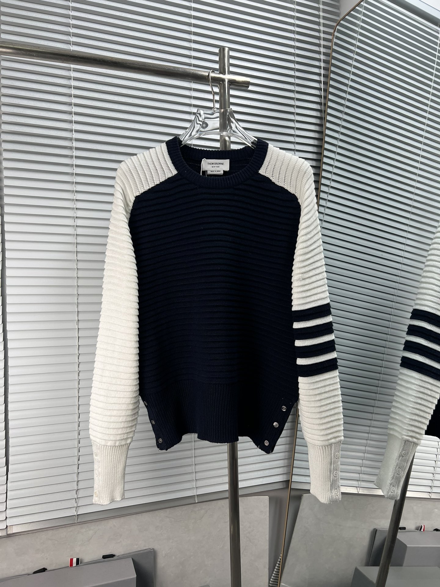 THOM BROWNE Suéter de cuello redondo de lana con rayas onduladas de cuatro barras en contraste de colores. Colores: bla…