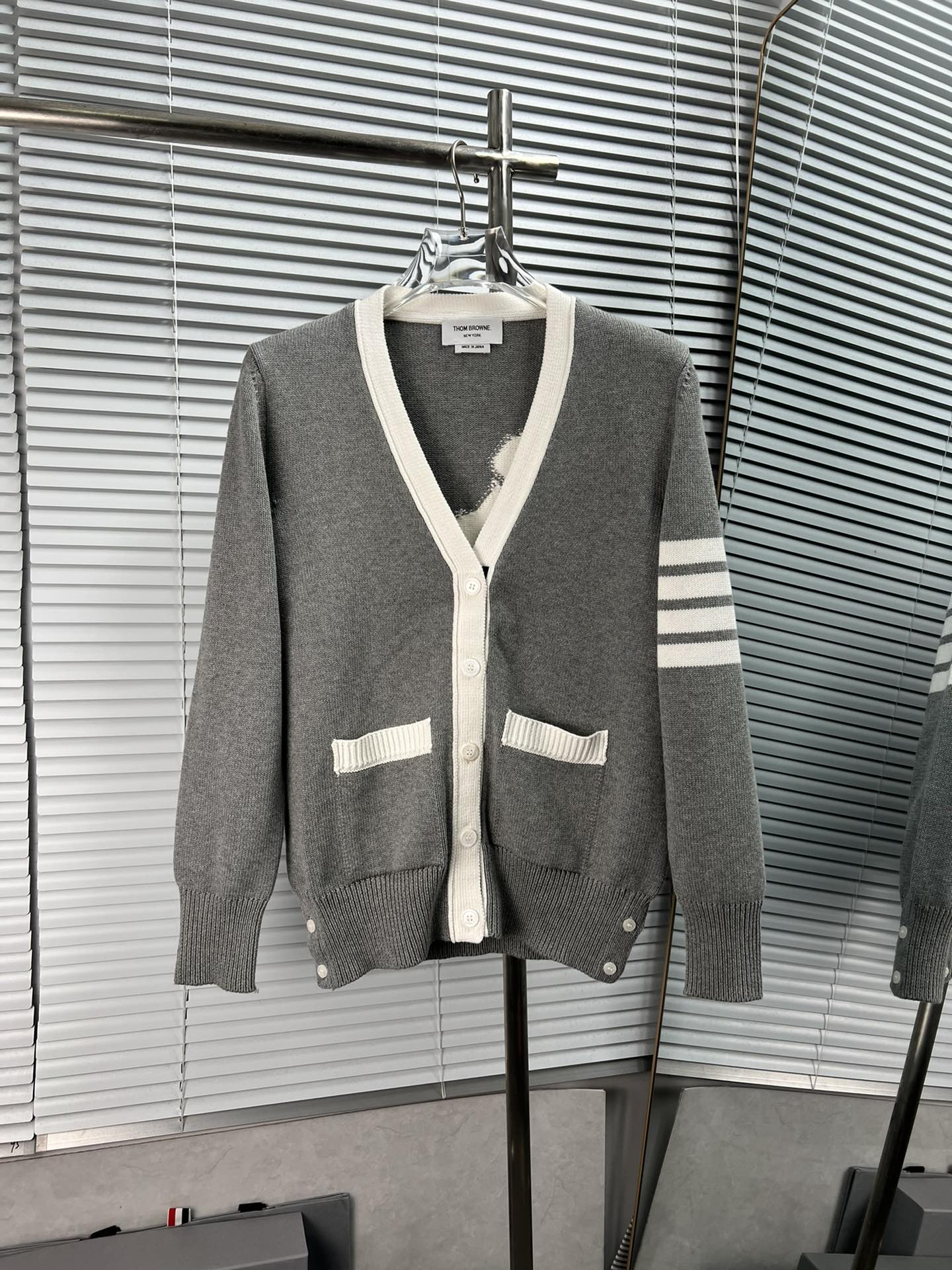 Cárdigan de punto de lana THOM BROWNE con borde blanco y perro en la espalda. Cárdigan de punto de estilo francés simpl…