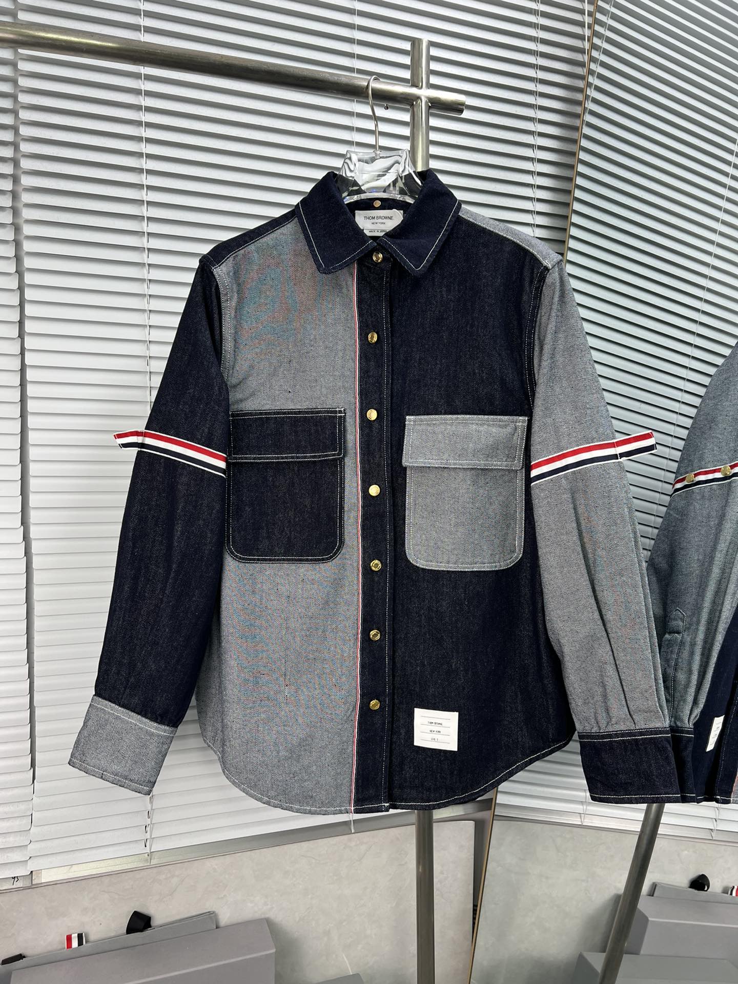 THOM BROWNE Chaqueta vaquera con doble etiqueta en manga, diseño de mezclilla en azul marino y gris, cuello clásico, bo…