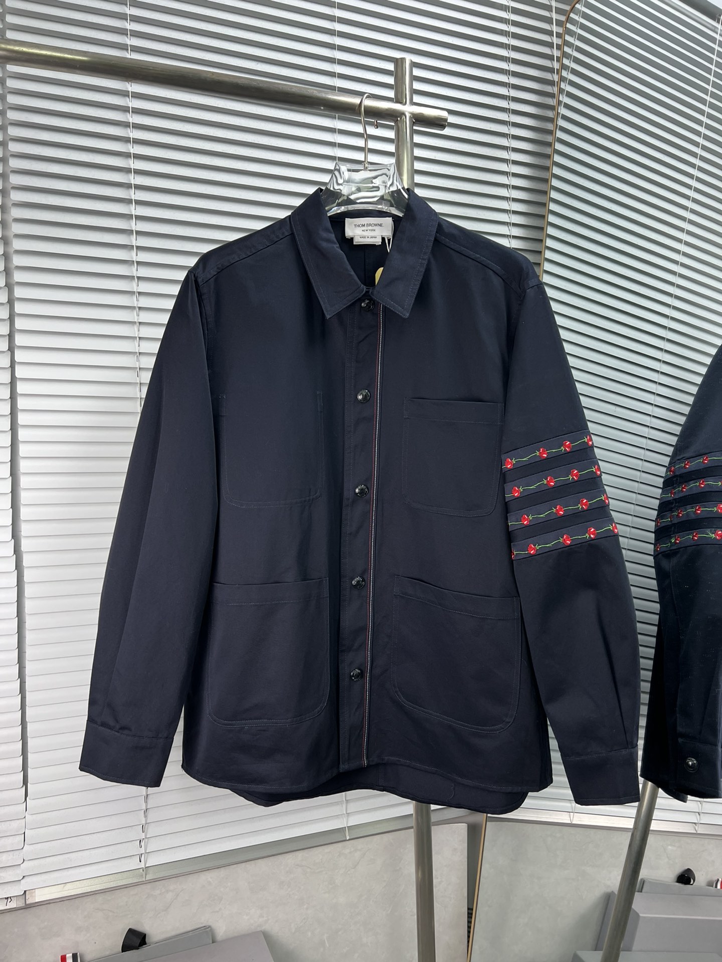 Última chaqueta de trabajo TB con rosas y cuatro rayas, chaqueta de camisa con cuello solapa, tejido de algodón persona…