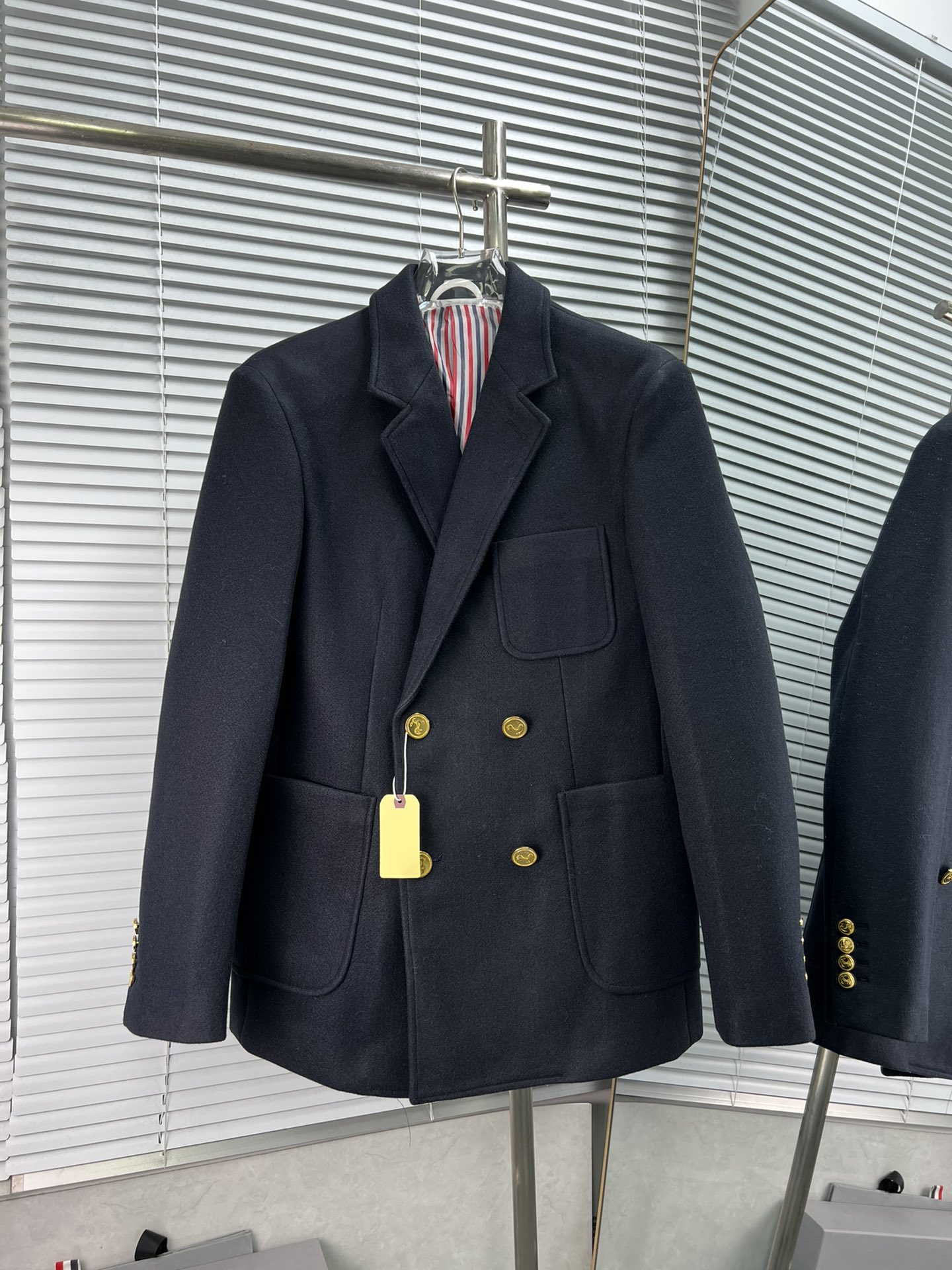 Thom Browne🇳🇱 Chaqueta de traje de lana limpia con doble botonadura dorada, nuevo modelo de otoño/invierno, suéter de…