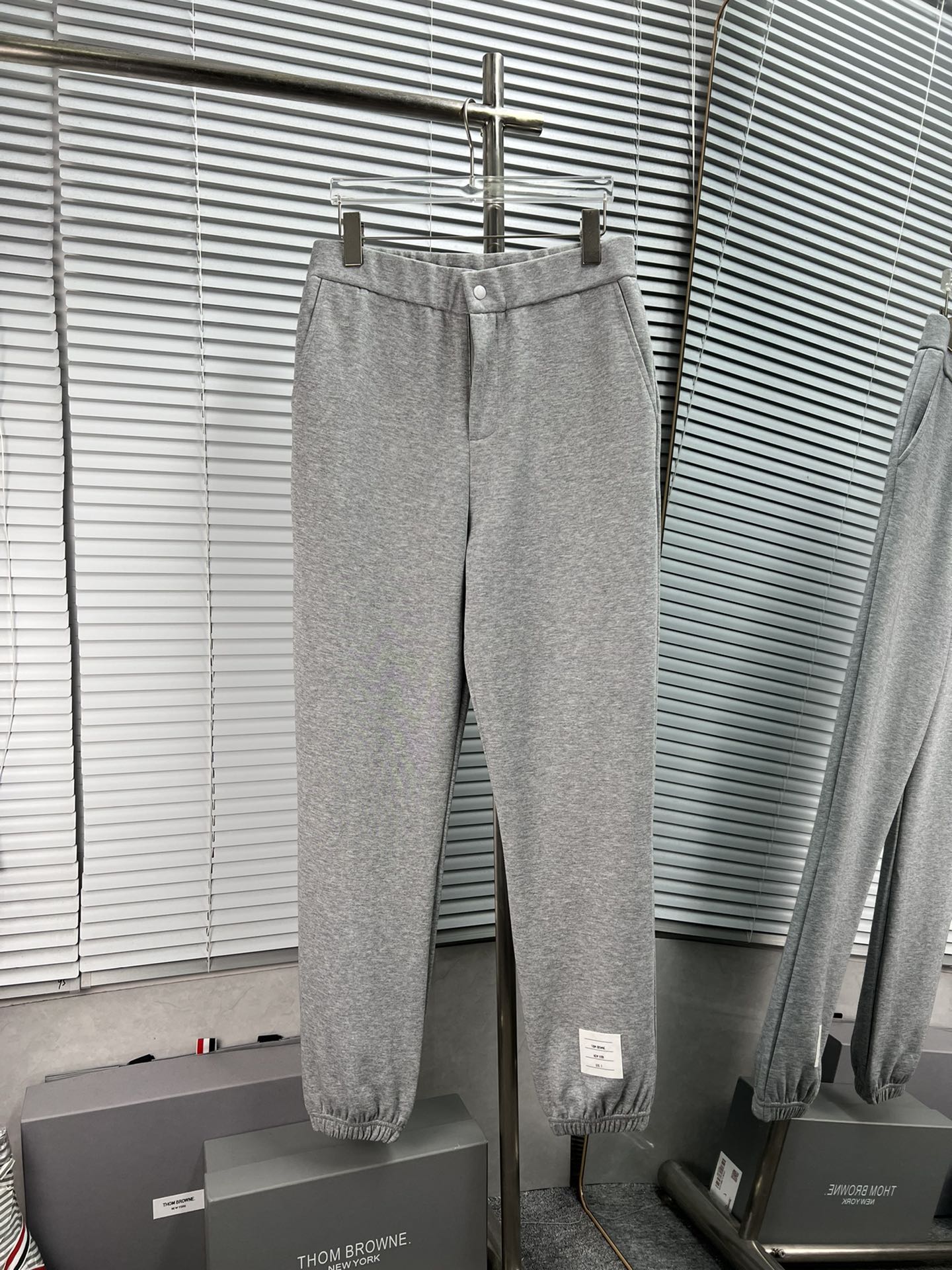 Pantalones de chándal simples de Thom Browne, estilo minimalista, diseño sencillo, logo clásico, proceso de chamuscado …