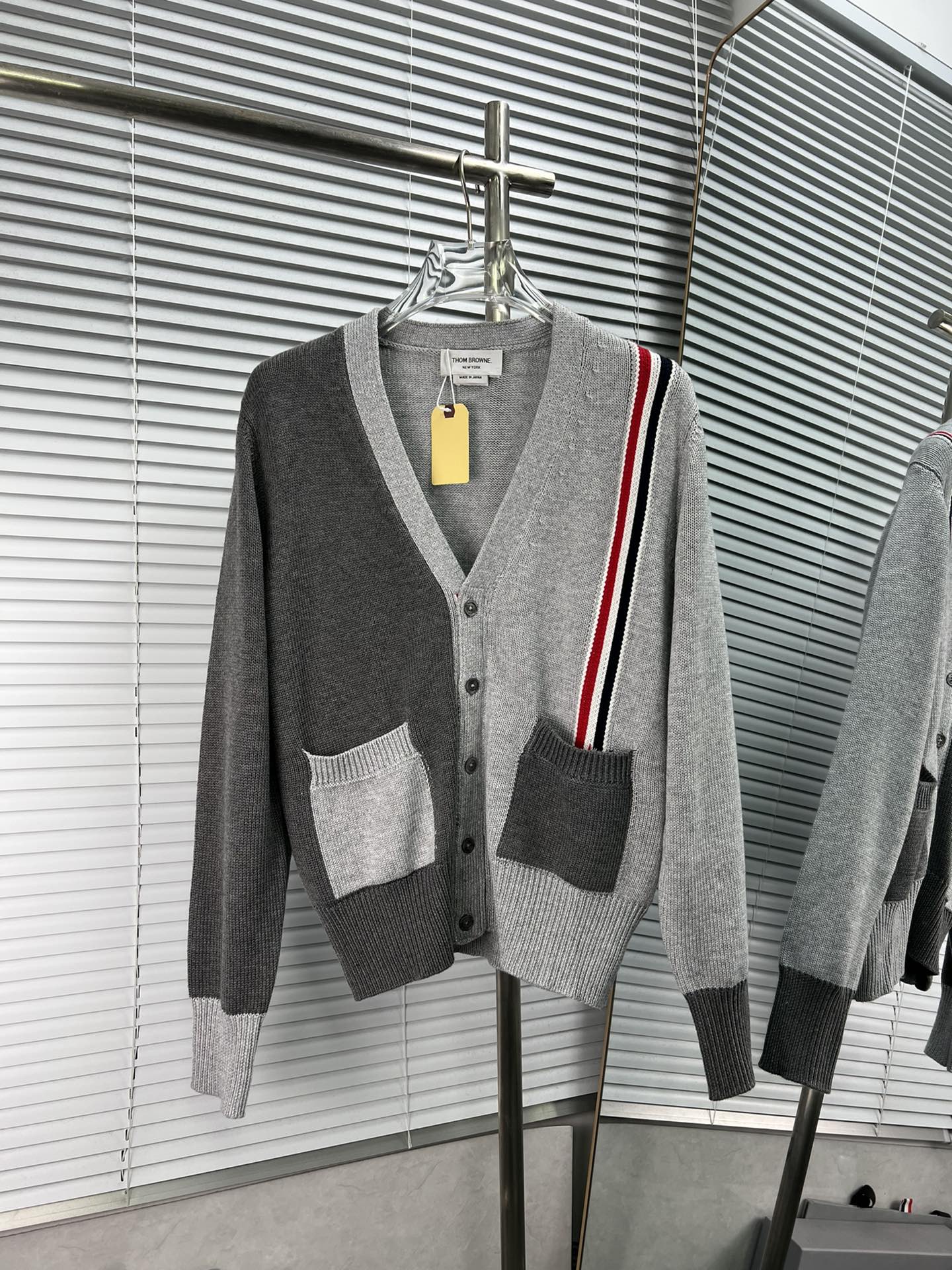 THOM BROWNE Nuevo suéter de lana, estilo de colores combinados/rayas rojas, blancas y azules/cuello en V grande. Color:…