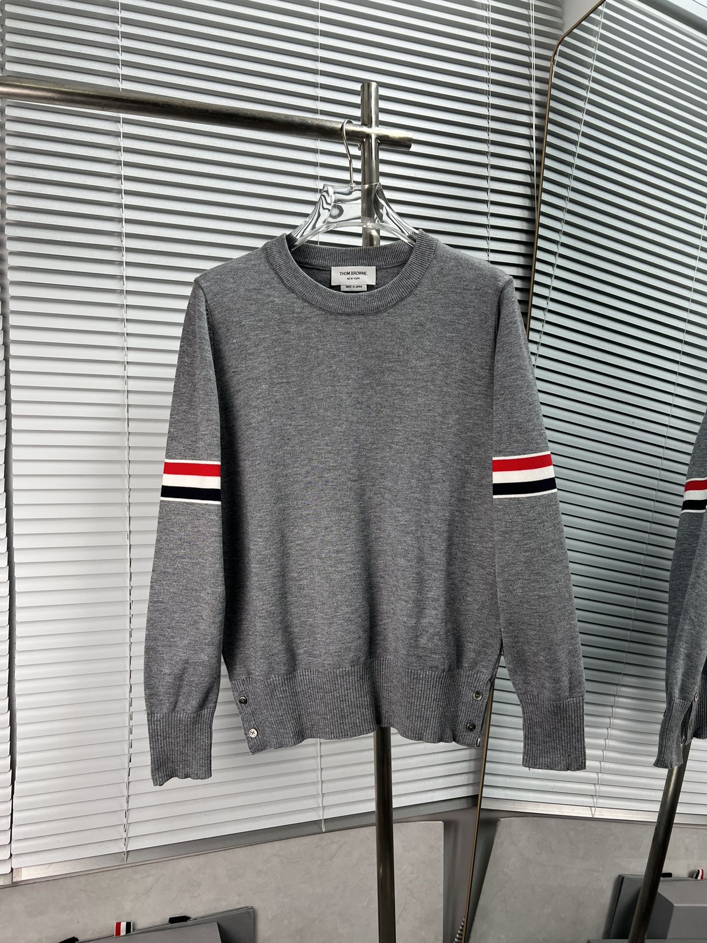 THOM BROWNE Suéter de punto de cuello redondo de manga larga con cinta en la muñeca, nuevo modelo 2024. Serie…