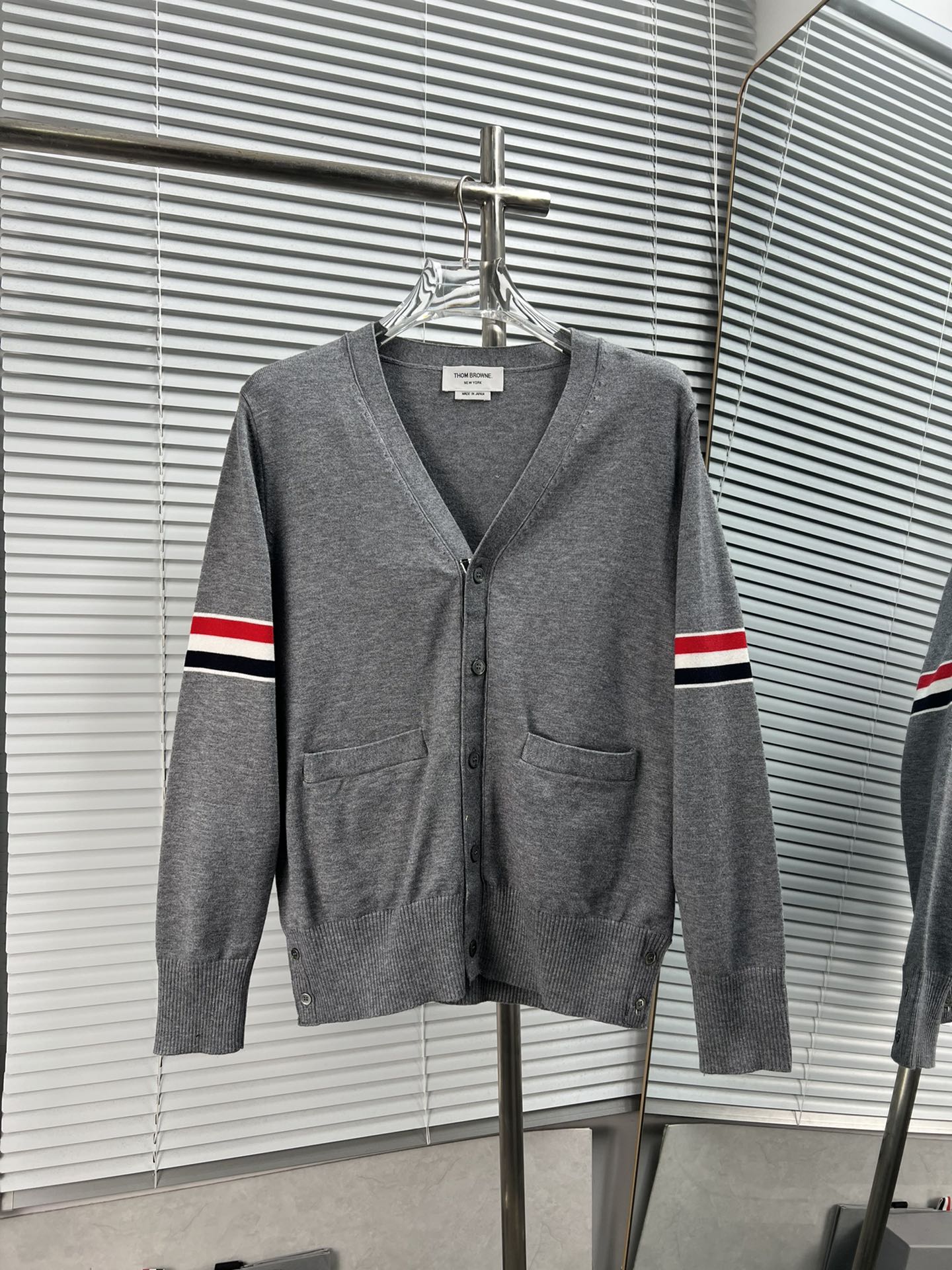 THOM BROWNE Cárdigan de manga larga con doble etiqueta en la manga y cinco botones, de lana fina. Serie para pasar el i…