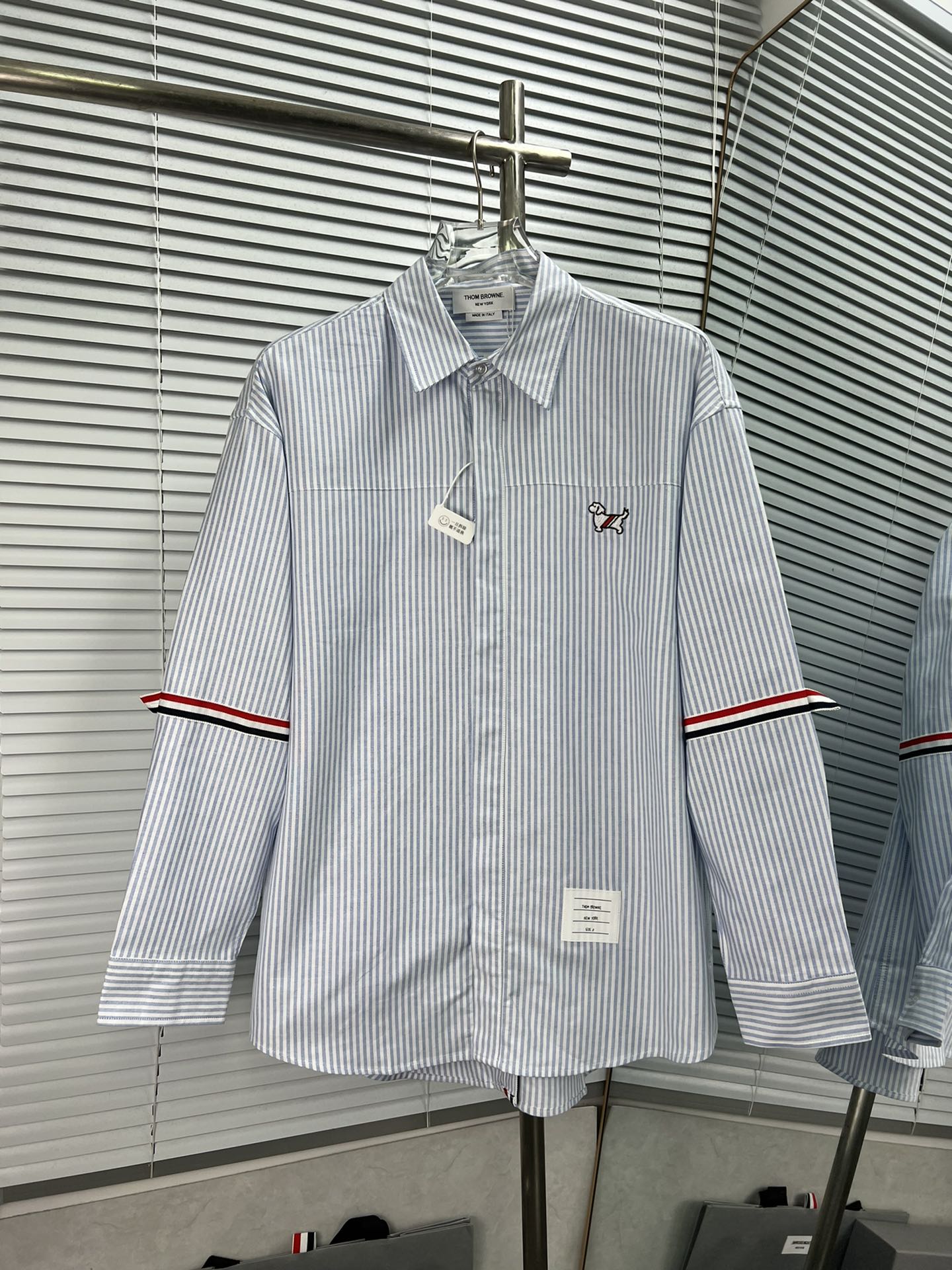 (THOM BROWNE Camisa exterior de mujer de tejido oxford, corte holgado, doble etiqueta en manga, cinta, bordado de perri…