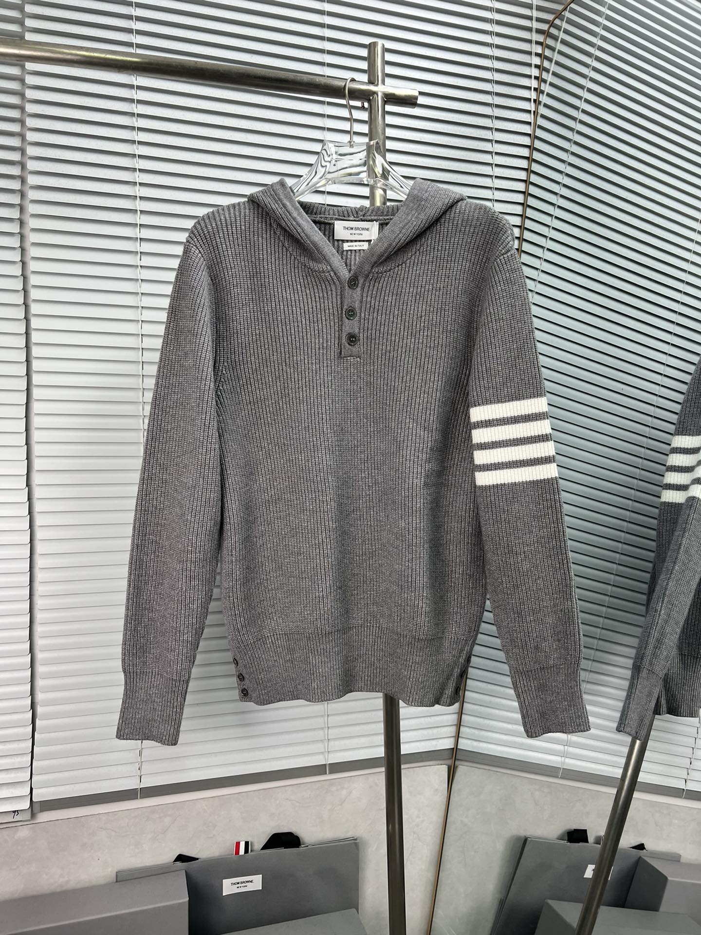 【 Thom Browne 】Sudadera con capucha de lana con cuatro rayas. Tejido: punto de alta densidad de alta costura. Tallas: 1…