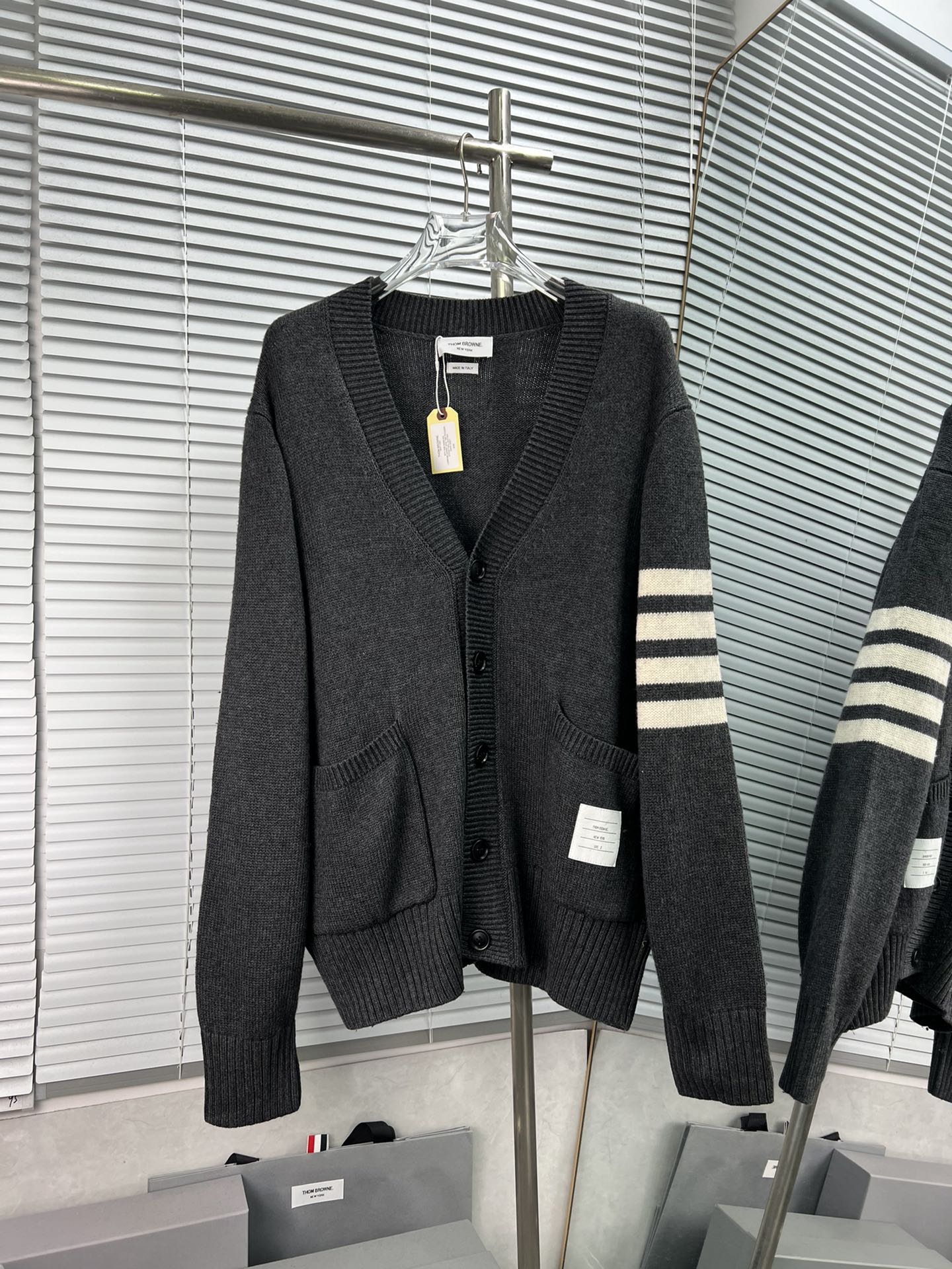 【 Thom Browne 】Cárdigan clásico OS de lana con cuatro rayas. Tejido: 100% mezcla de lana. Tallas: S. M. L. Colores: neg…